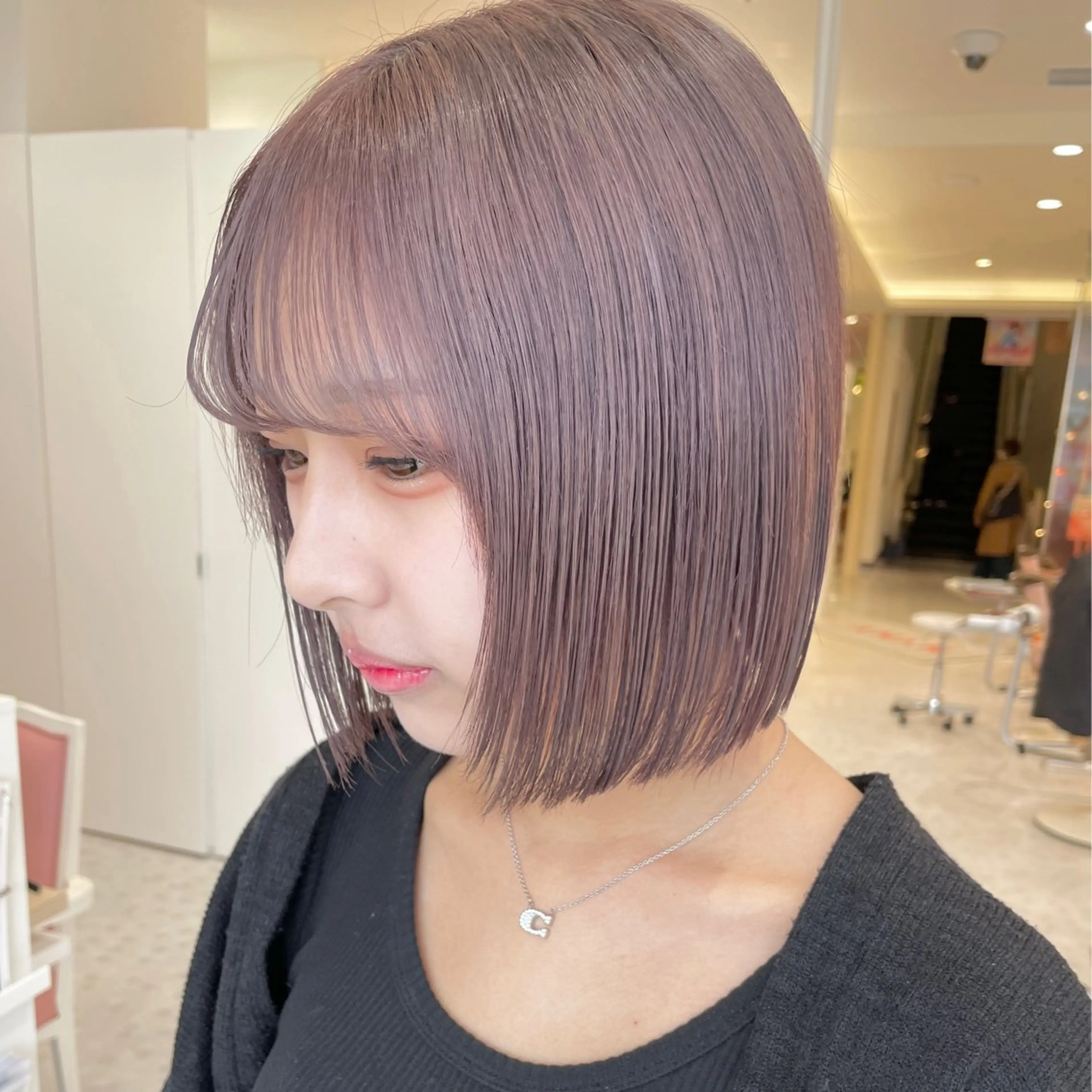 ミディアム カラー 切りっぱなしボブ ブリーチ 透明感カラー グレージュ ラベンダーカラー カット ヘアカラー トリートメント レイヤーカット/ ハイトーンchimiのヘアスタイル