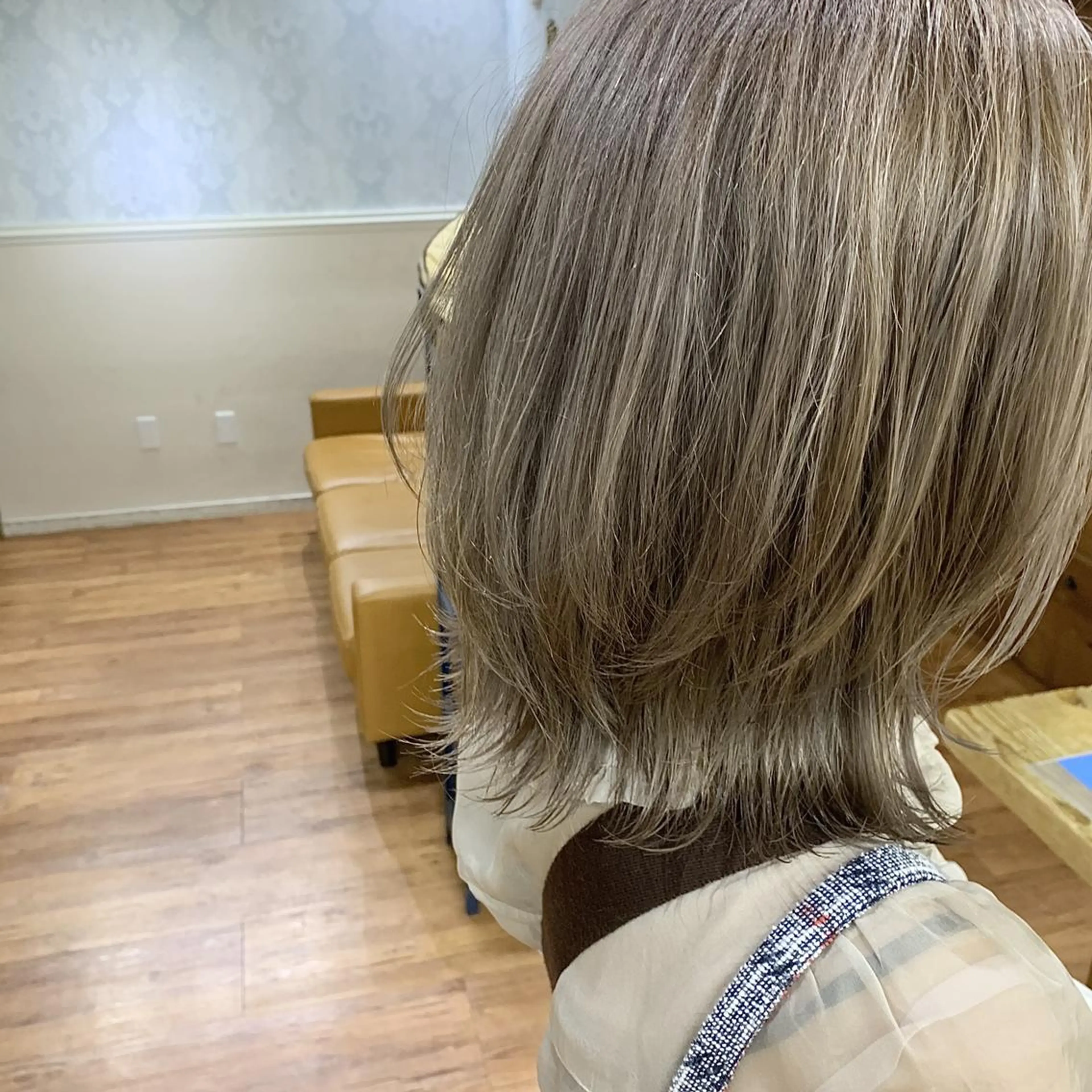 カラー ベージュカラー ブリーチ ハイライトカラー ハイトーンカラー ミルクティーベージュ お顔まわりカット🌱 emo.村松泉綺のヘアスタイル
