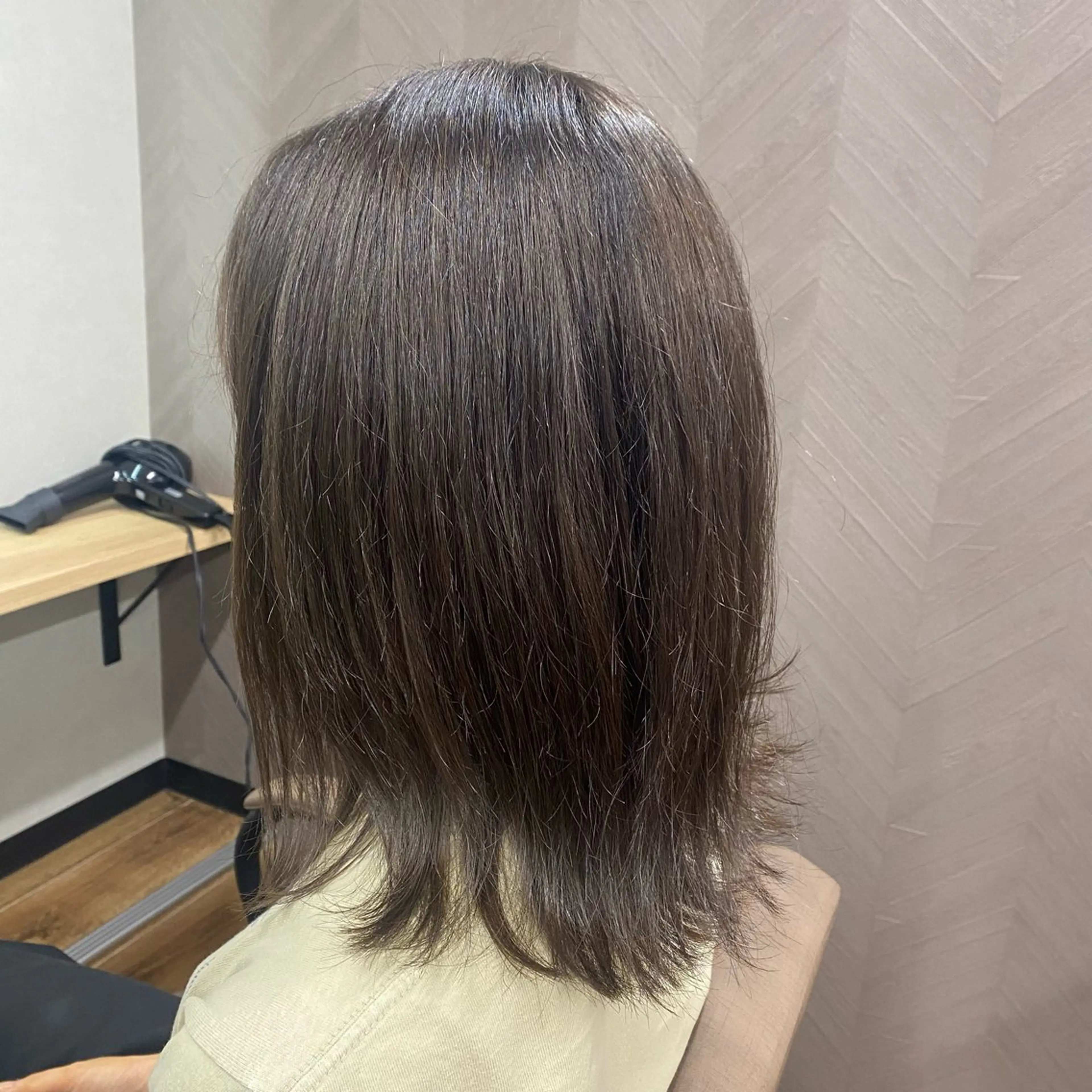 ミディアム ネイル カット ヘアカラー トリートメント 猪股 華乃のヘアスタイル