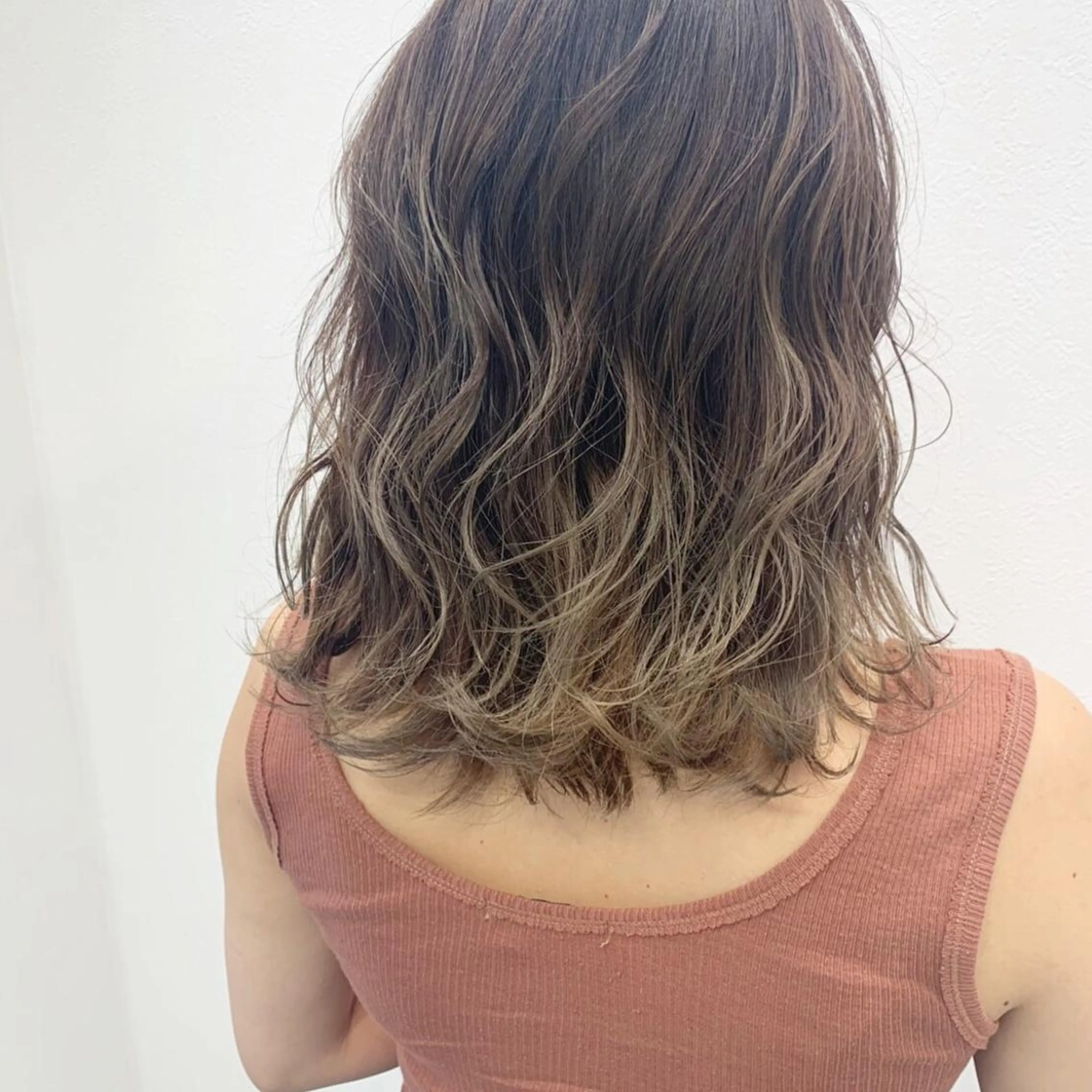セミロング レイヤーカット カット ヘアカラー a .のヘアスタイル