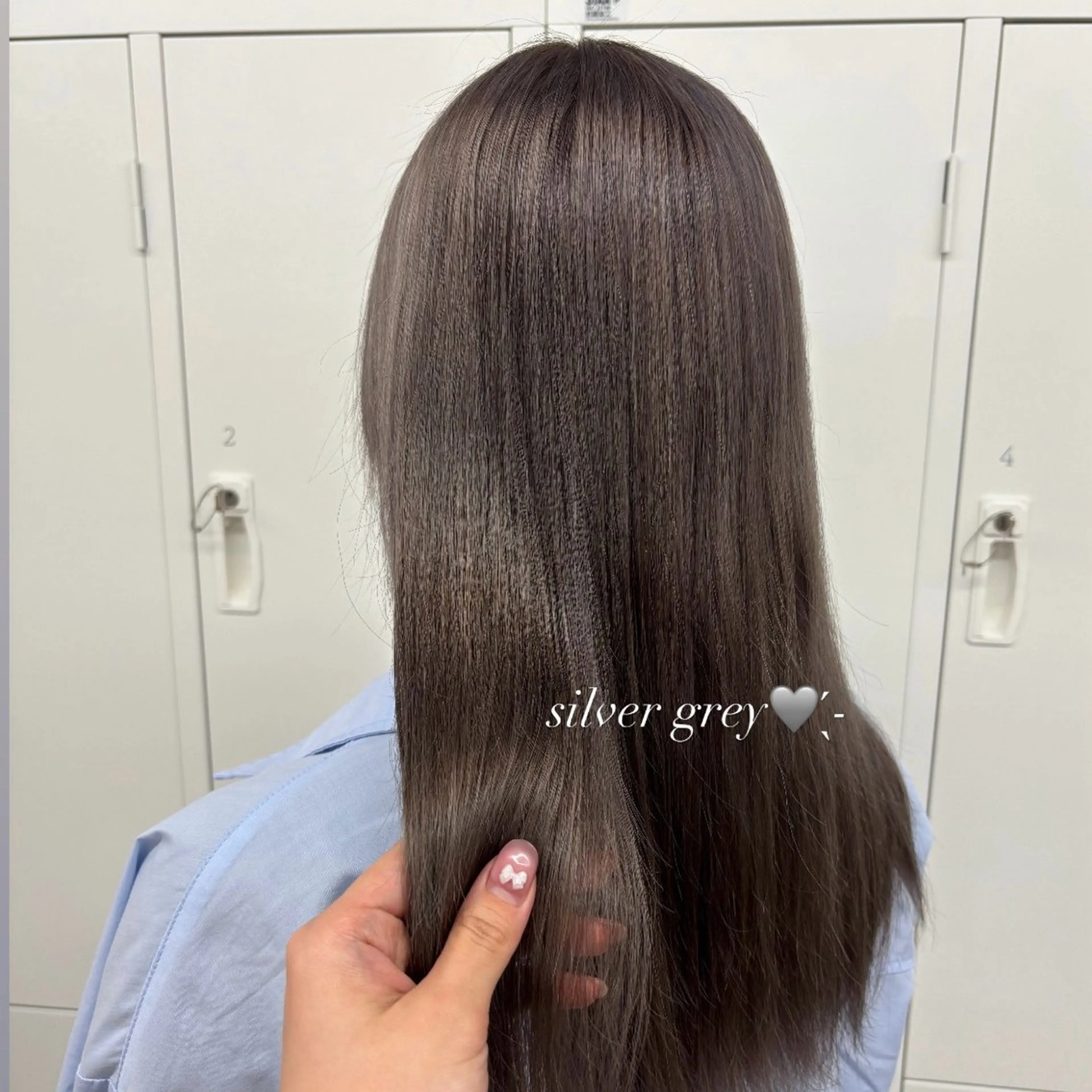 ロング カラー シルバー SALONDEJOE所属・かどた はるなのヘアスタイル