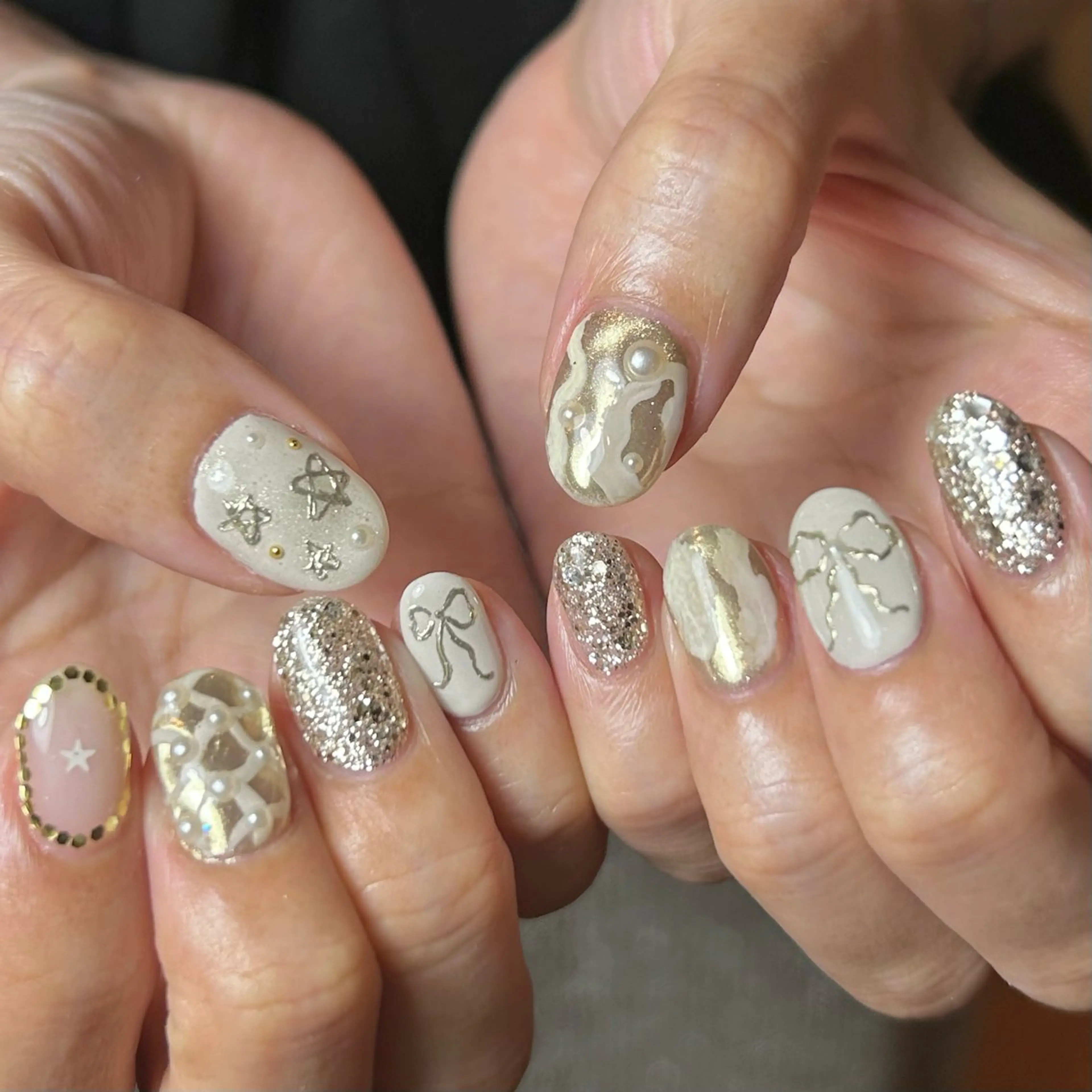 ネイル ガーリー ゴールド キラキラネイル ミラーネイル ニュアンスネイル ハンドネイル raku  nail 浦和店 【ラクネイル】所属・m Natsume.のネイルデザイン