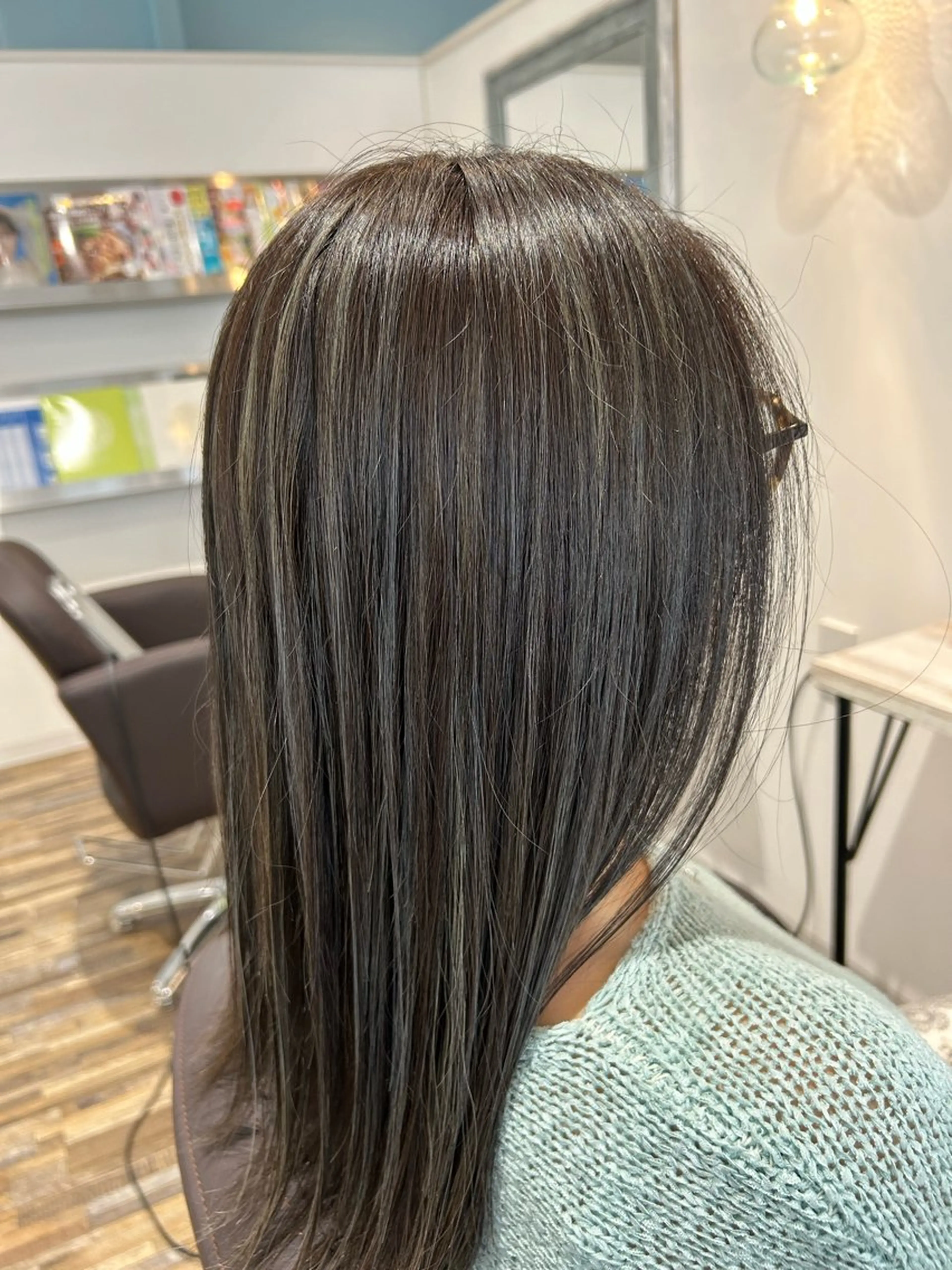 セミロング ハイライト カット ヘアカラー Hairsalon&Eyelash STORY富木島店所属・高木 瑶子のヘアスタイル