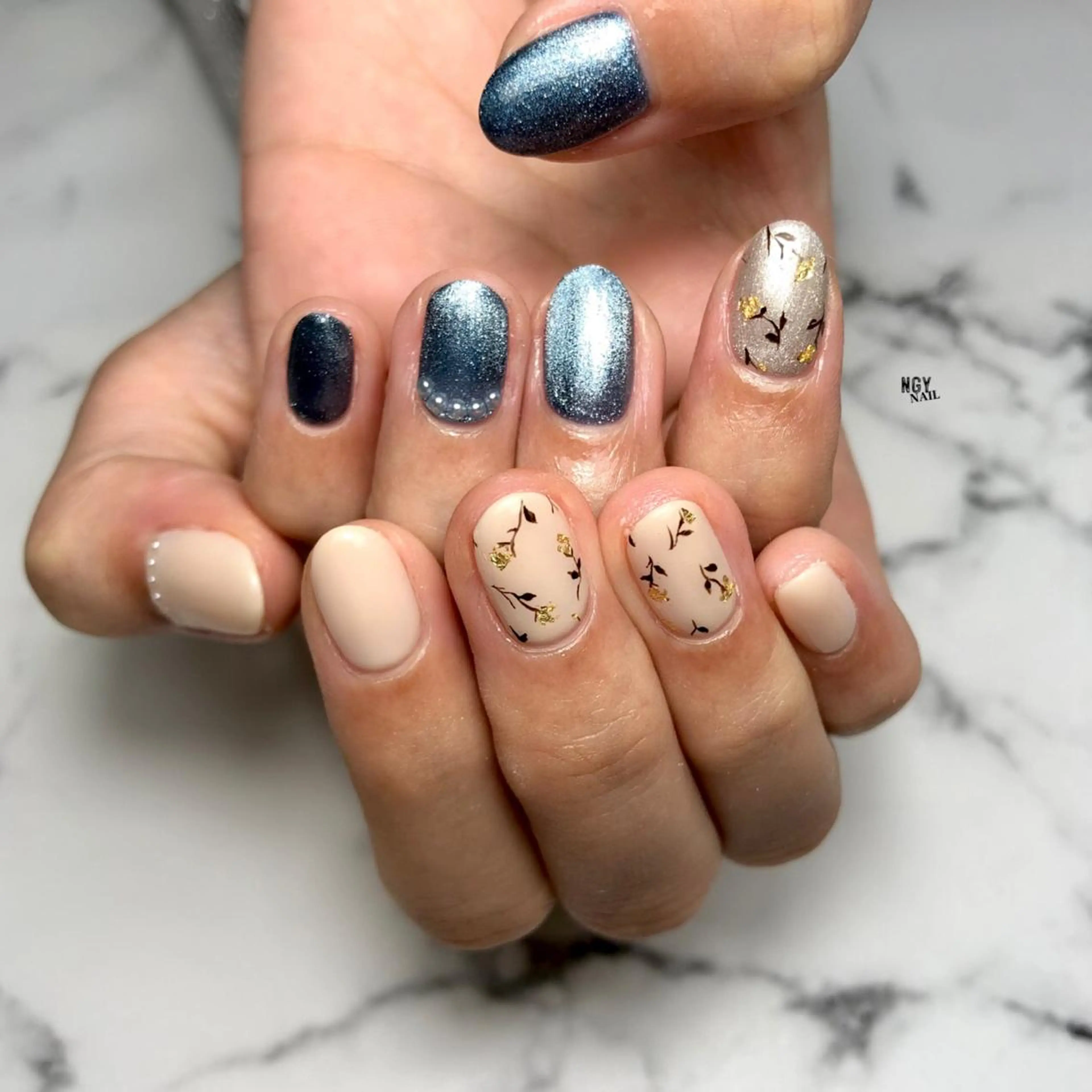 ネイル アートネイル ブルー ジェルネイル ラメ(グリッター) マグネットネイル ハンドネイル NAIL NOWのネイルデザイン