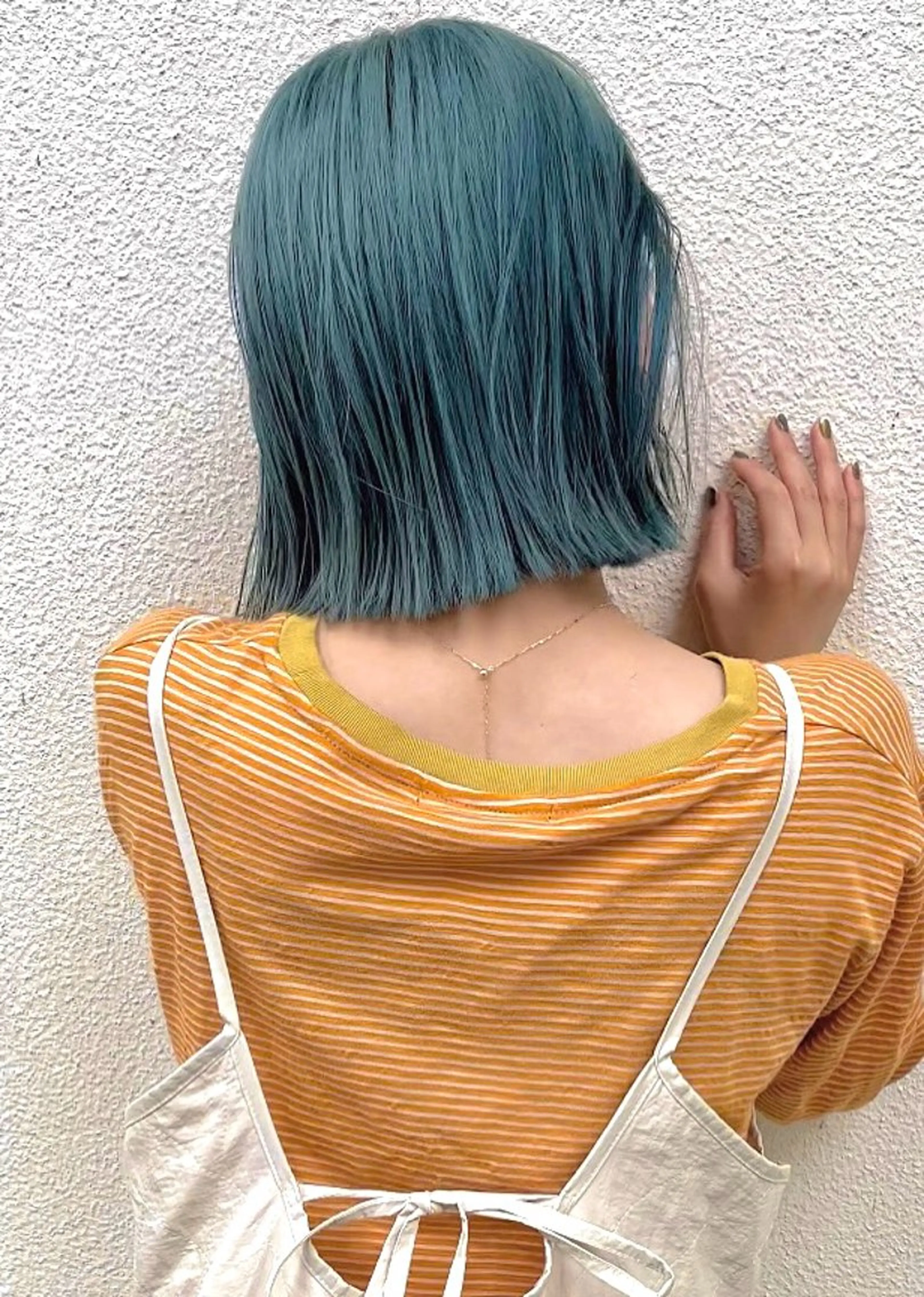 ショート カラー エメラルドグリーン カット ヘアカラー トリートメント 髪質改善ｶﾗｰ ｹｱﾌﾞﾘｰﾁ/ﾀﾑのヘアスタイル
