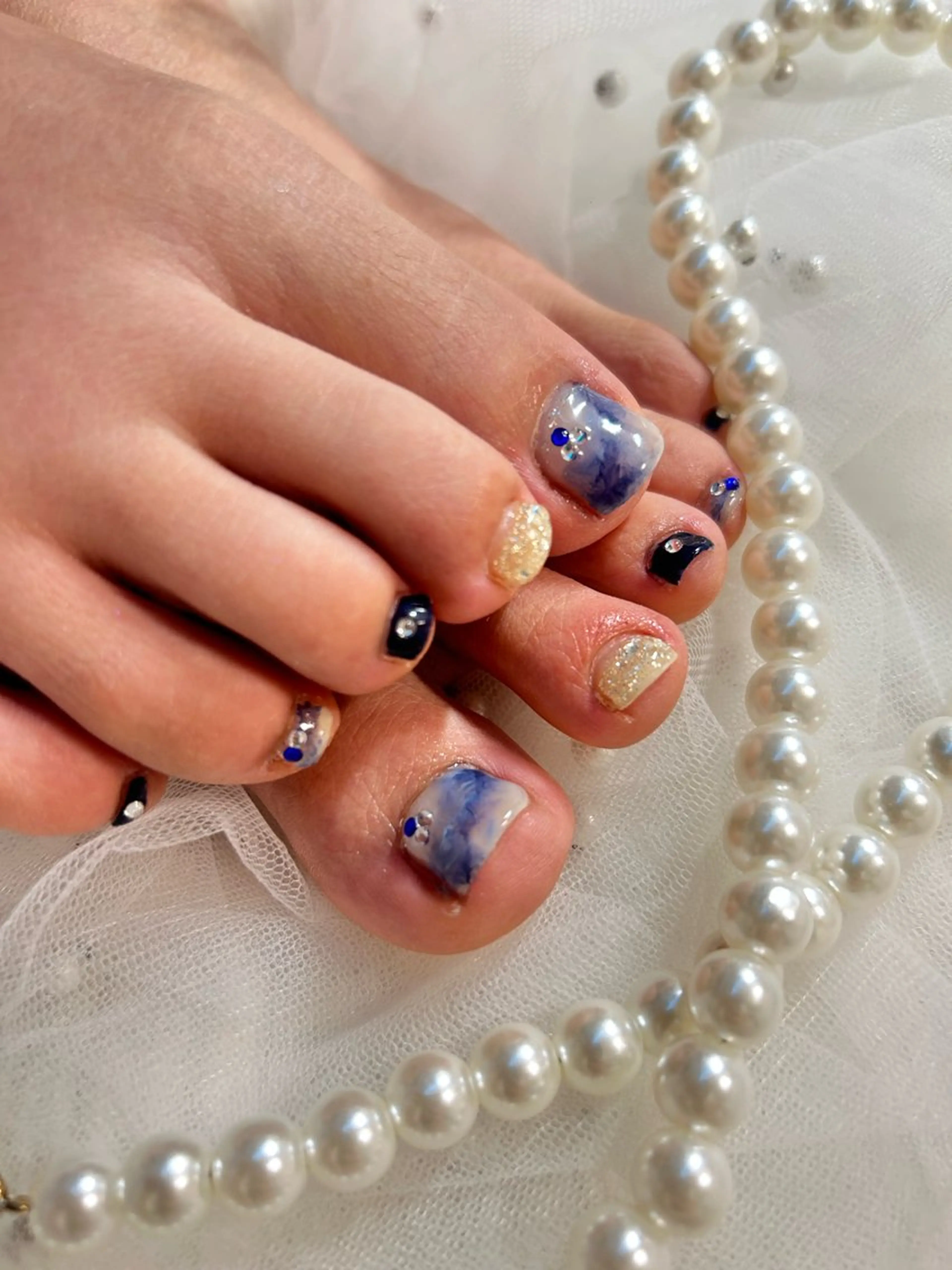 ネイル ブルー ゴールド ラメ(グリッター) ネイビー ニュアンスネイル フォルビチローロ所属・moritou harunaのネイルデザイン