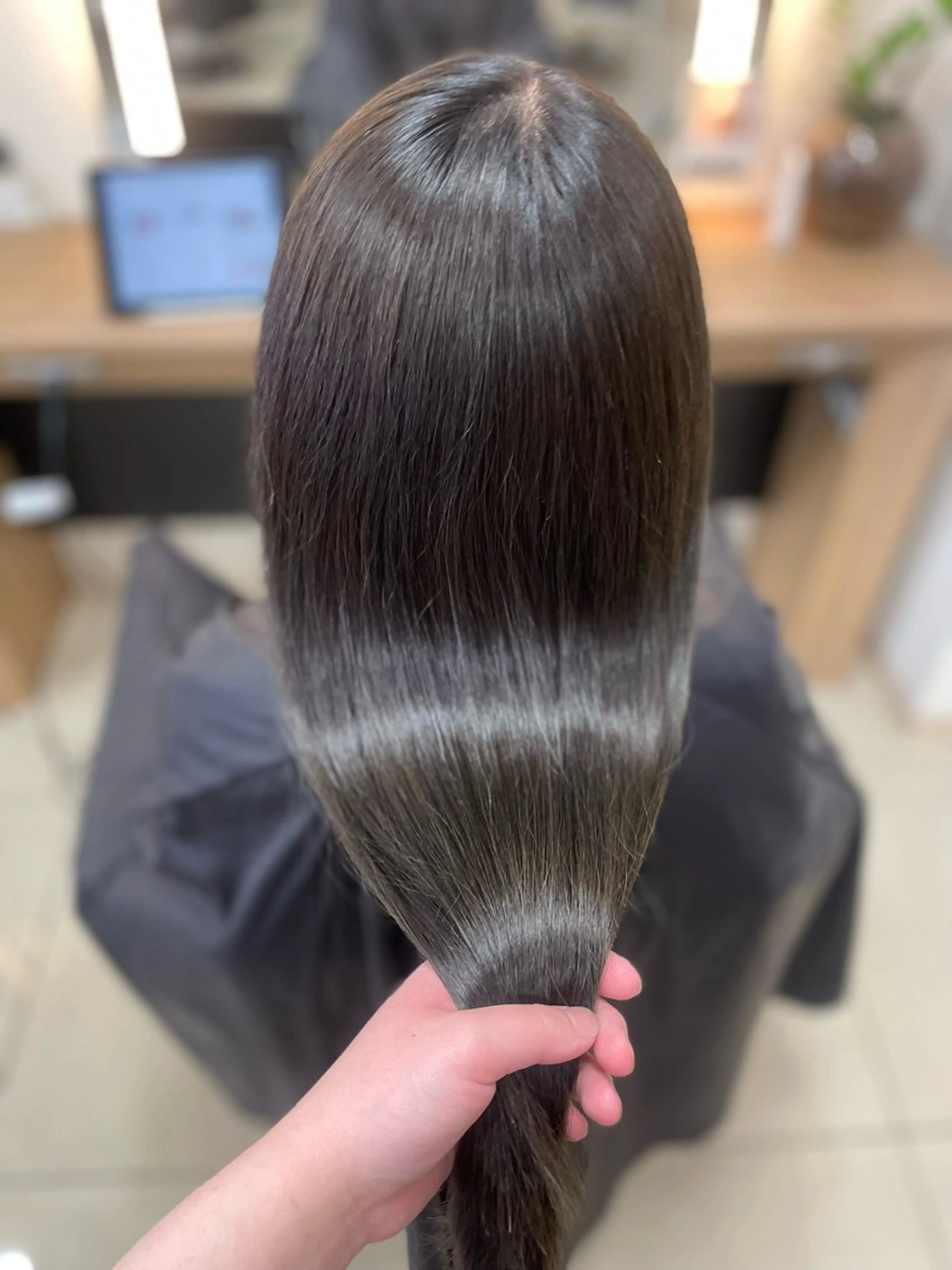 ロング カラー 透明感カラー オリーブグレー ヘアカラー トリートメント ハイトーン/パーソナ ルカラー診断・ユキノのヘアスタイル