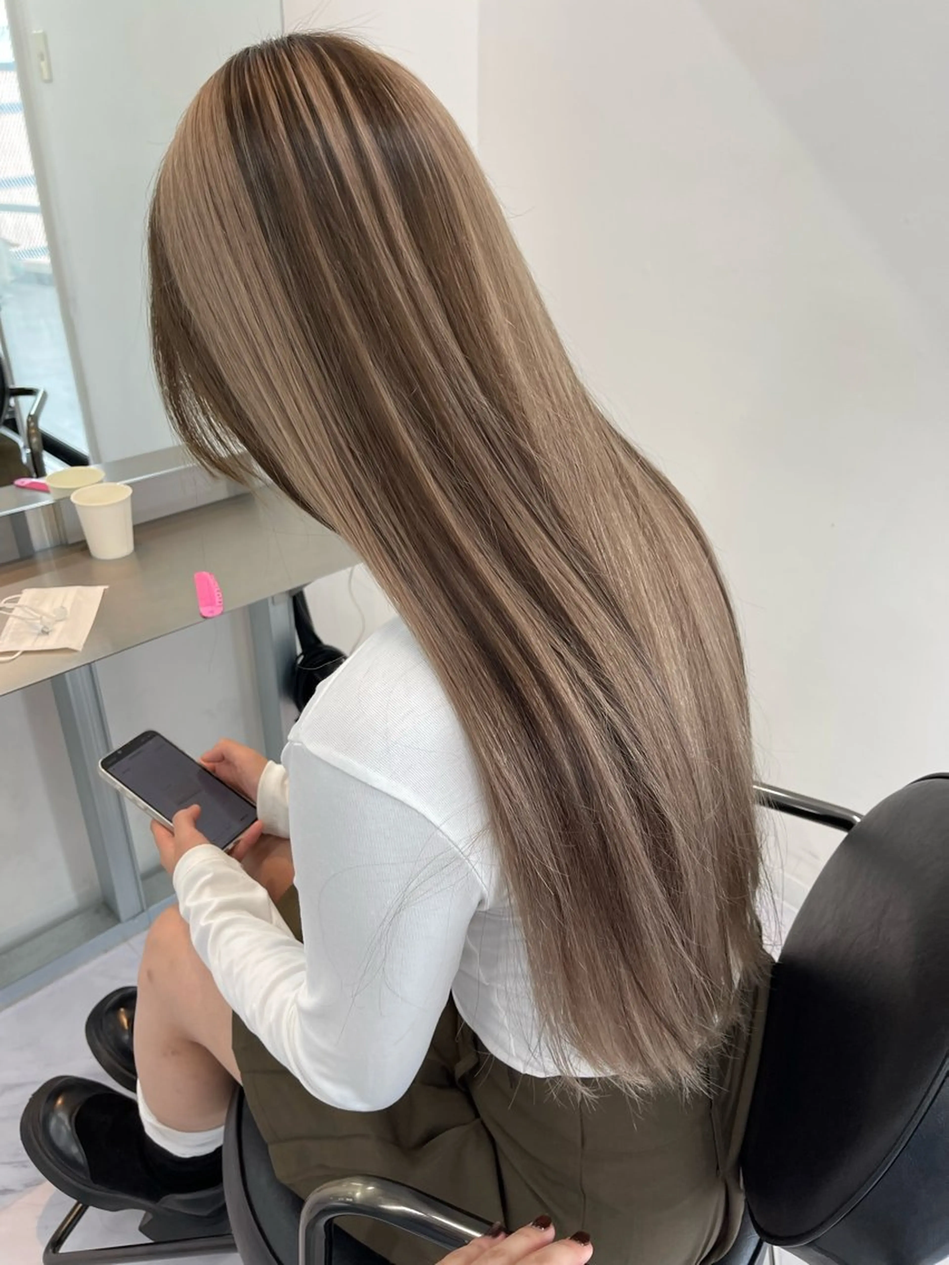 ロング カラー ベージュカラー ブリーチ ケアブリーチ デザインカラー ダブルカラー カット ヘアカラー トリートメント TATSU ミルクティーベージュのヘアスタイル