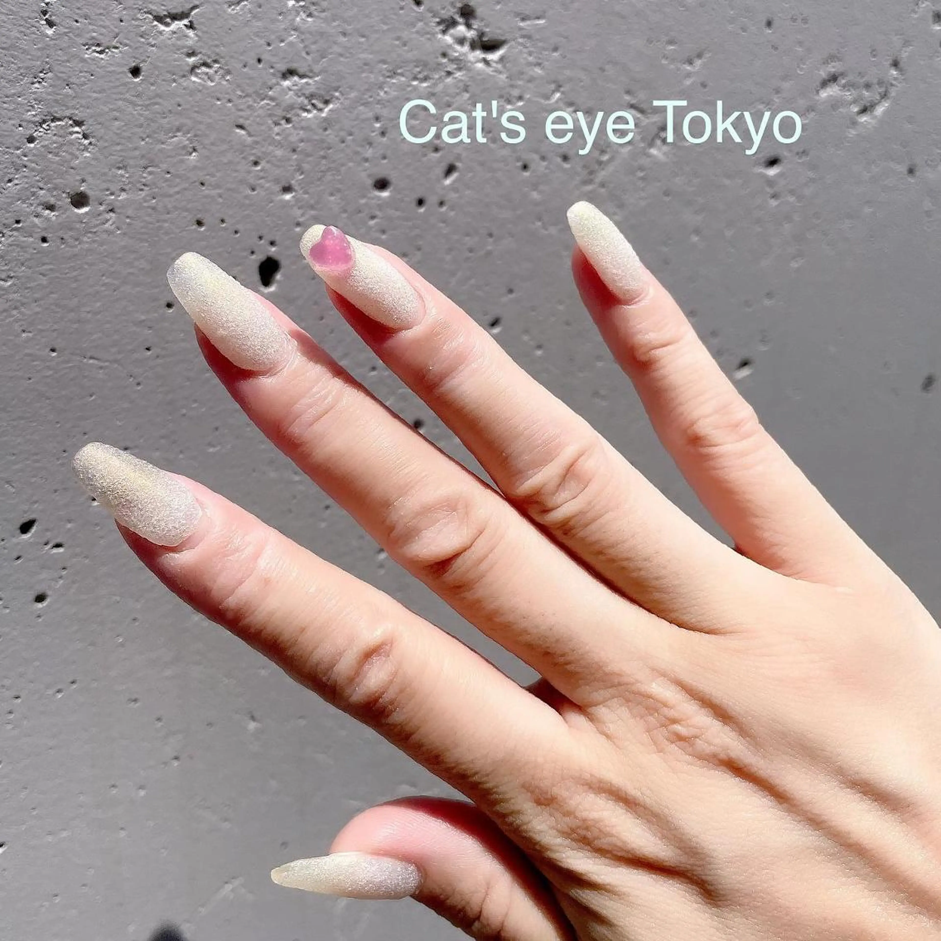 ネイル マツエク・マツパ カラーマツエク ハート キラキラネイル ピンク Cat's eye TOKYO 新宿店のネイルデザイン