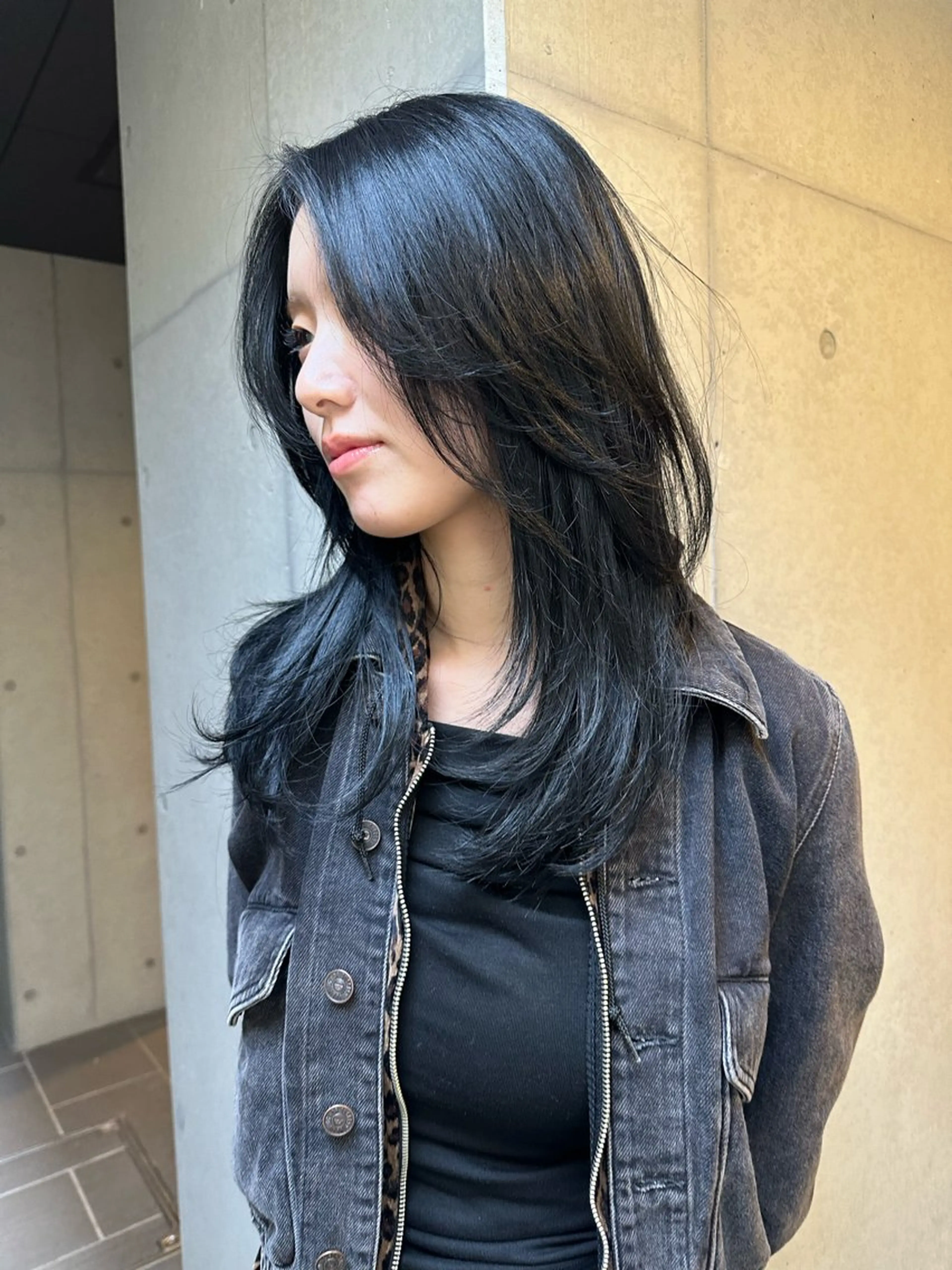 ロング カラー ロングレイヤー 黒髪 ブルーカラー ブルーブラック 顔まわりレイヤー カット ヘアカラー ウルフ/レイヤー🟠 山本祐輔🟠のヘアスタイル