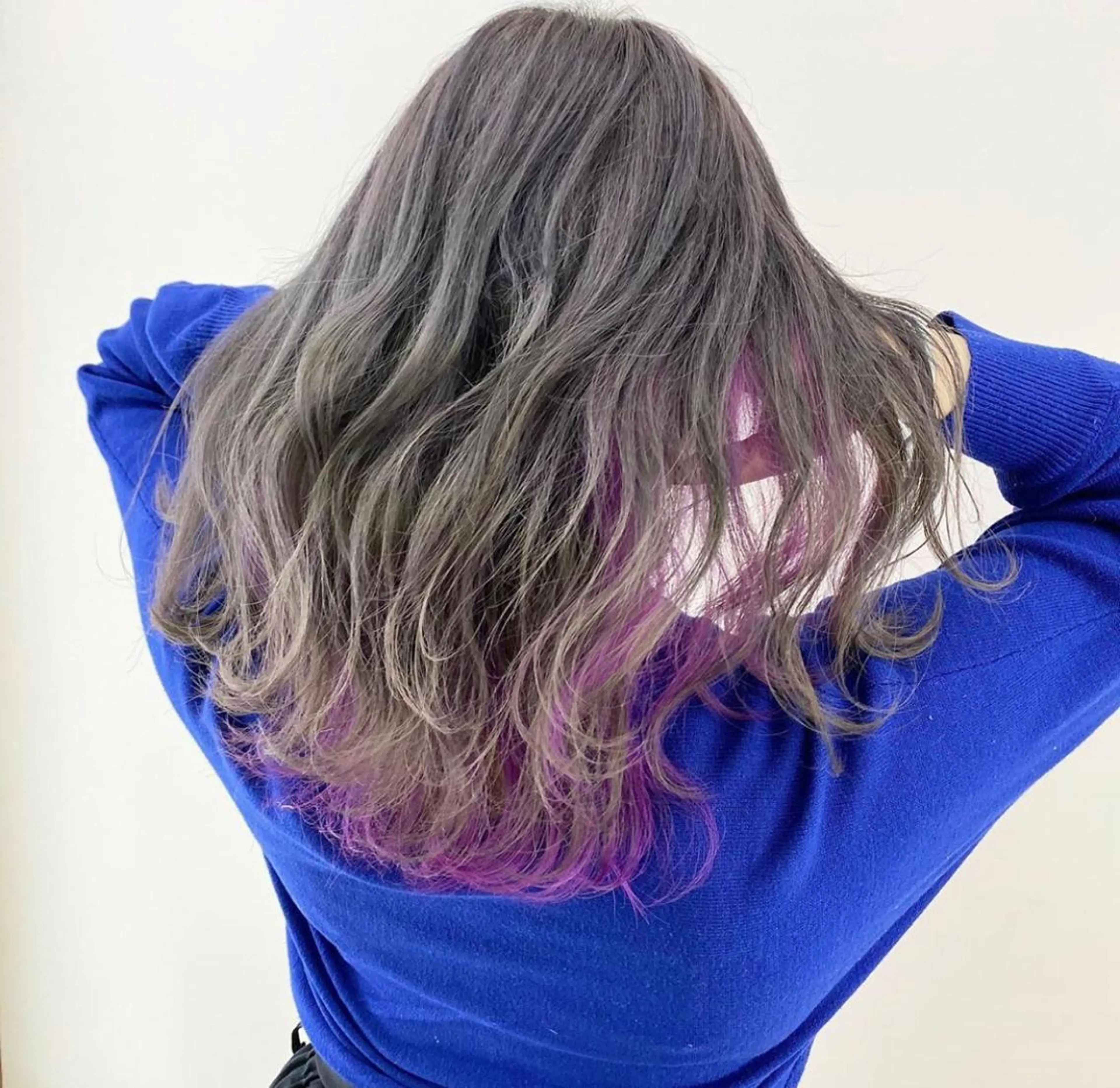 セミロング パープルカラー アダチ コウスケのヘアスタイル