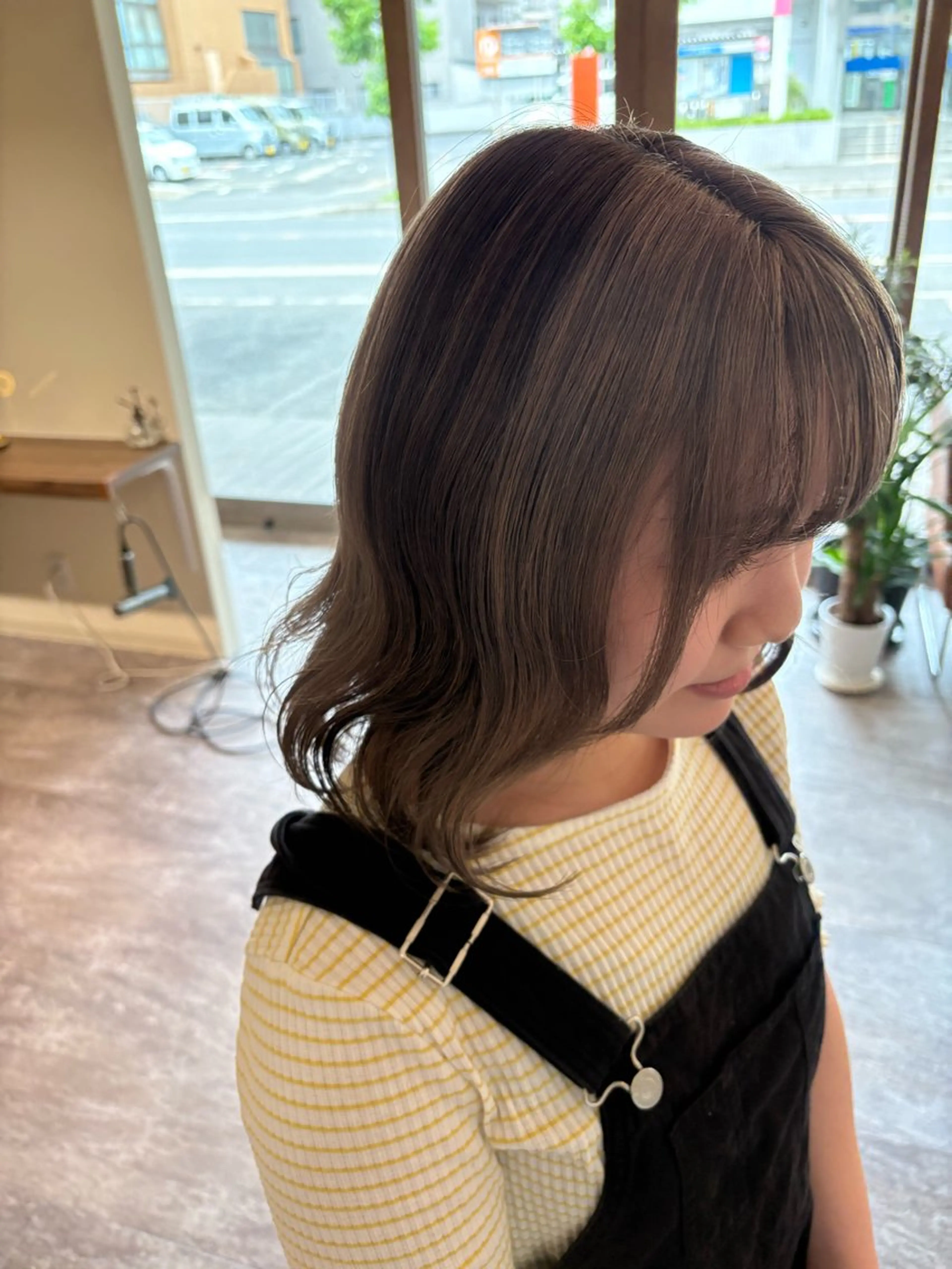 ミディアム 西田 朋華のヘアスタイル