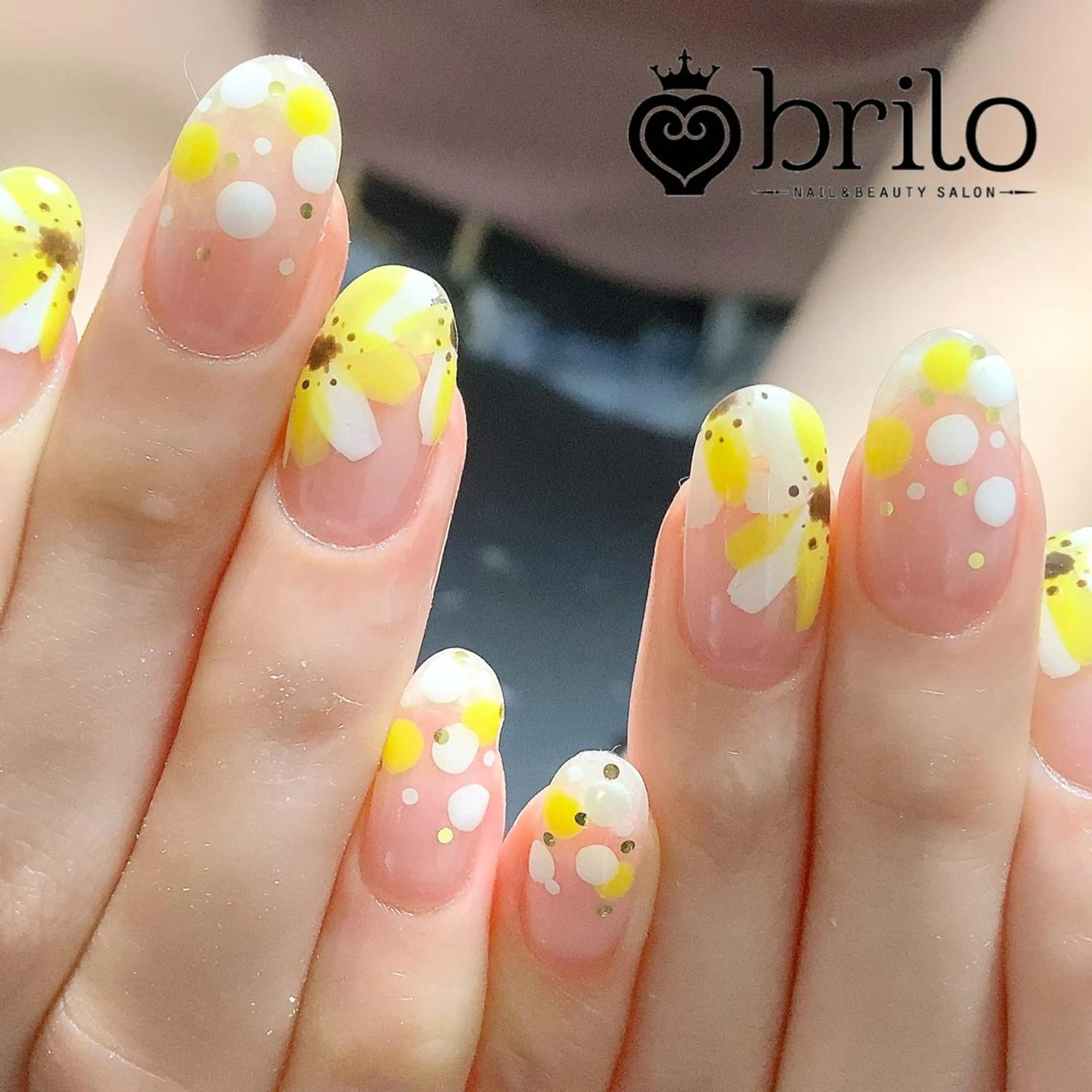 ネイル ドット フラワーネイル ガーリー ホワイト 黄色 brilo erikaのネイルデザイン