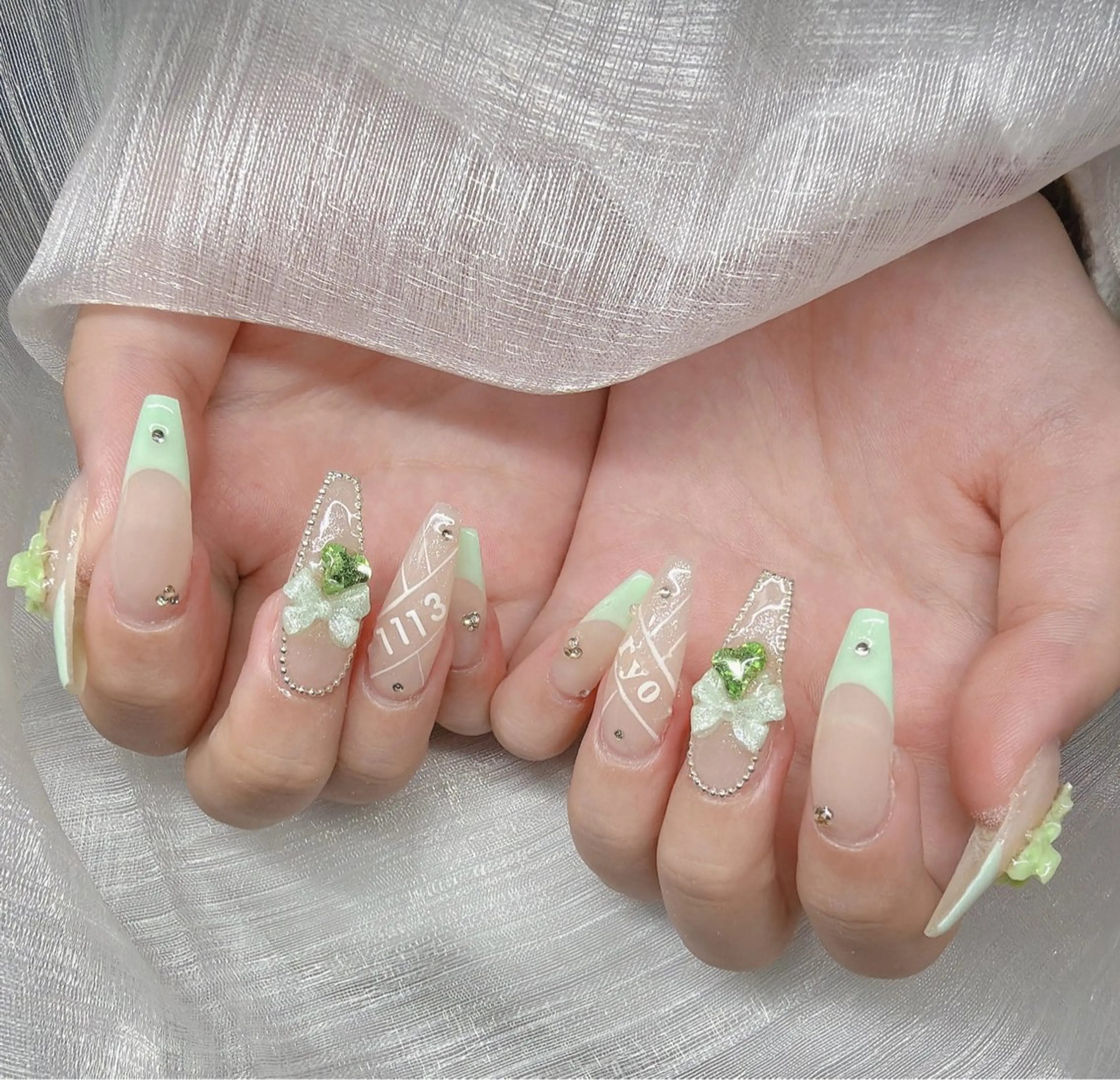 ネイル 長さ出し グラデーション 卒業式 キラキラネイル マグネットネイル ハンドネイル Lee Nailsのネイルデザイン