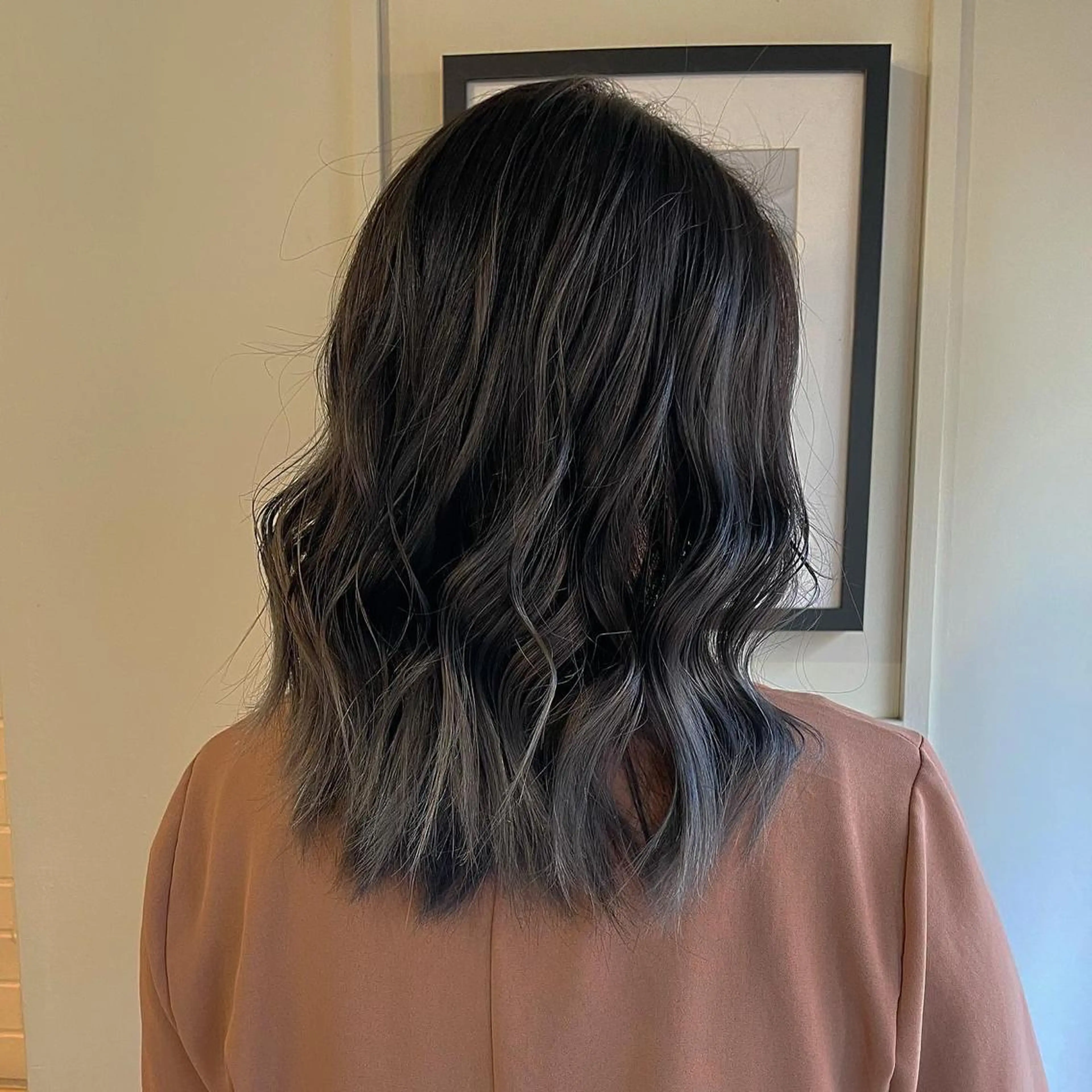 ミディアム カラー アッシュ アッシュグレー バレイヤージュ ハイライトカラー シルバー ナガミネアリサ/ 学芸大学/海外ヘアのヘアスタイル