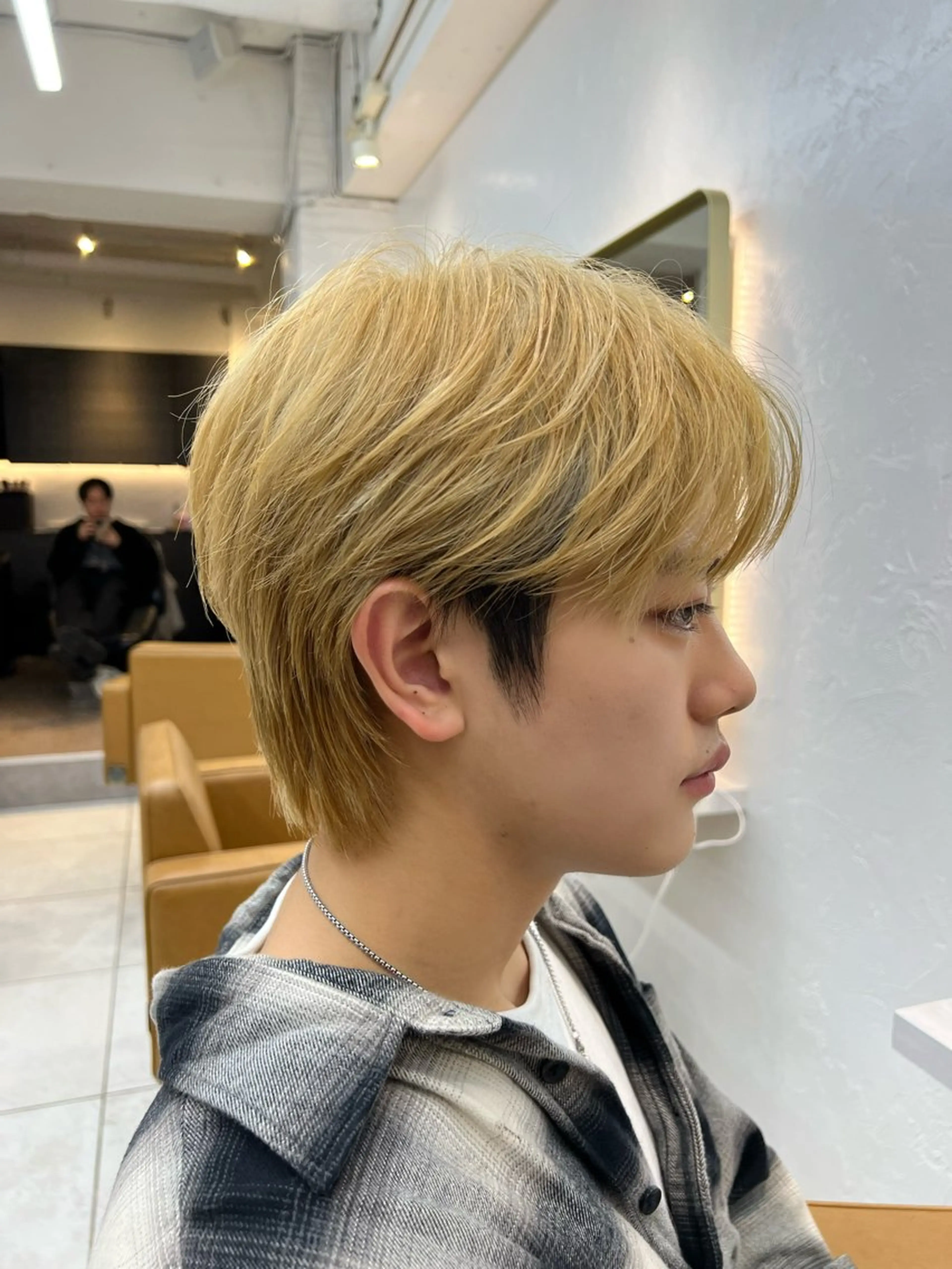 カラー メンズ メンズブリーチ ベージュカラー ブリーチ ミルクティーベージュ ヘアカラー ヘアセット メンズ特化美容師 TOMOKIのヘアスタイル