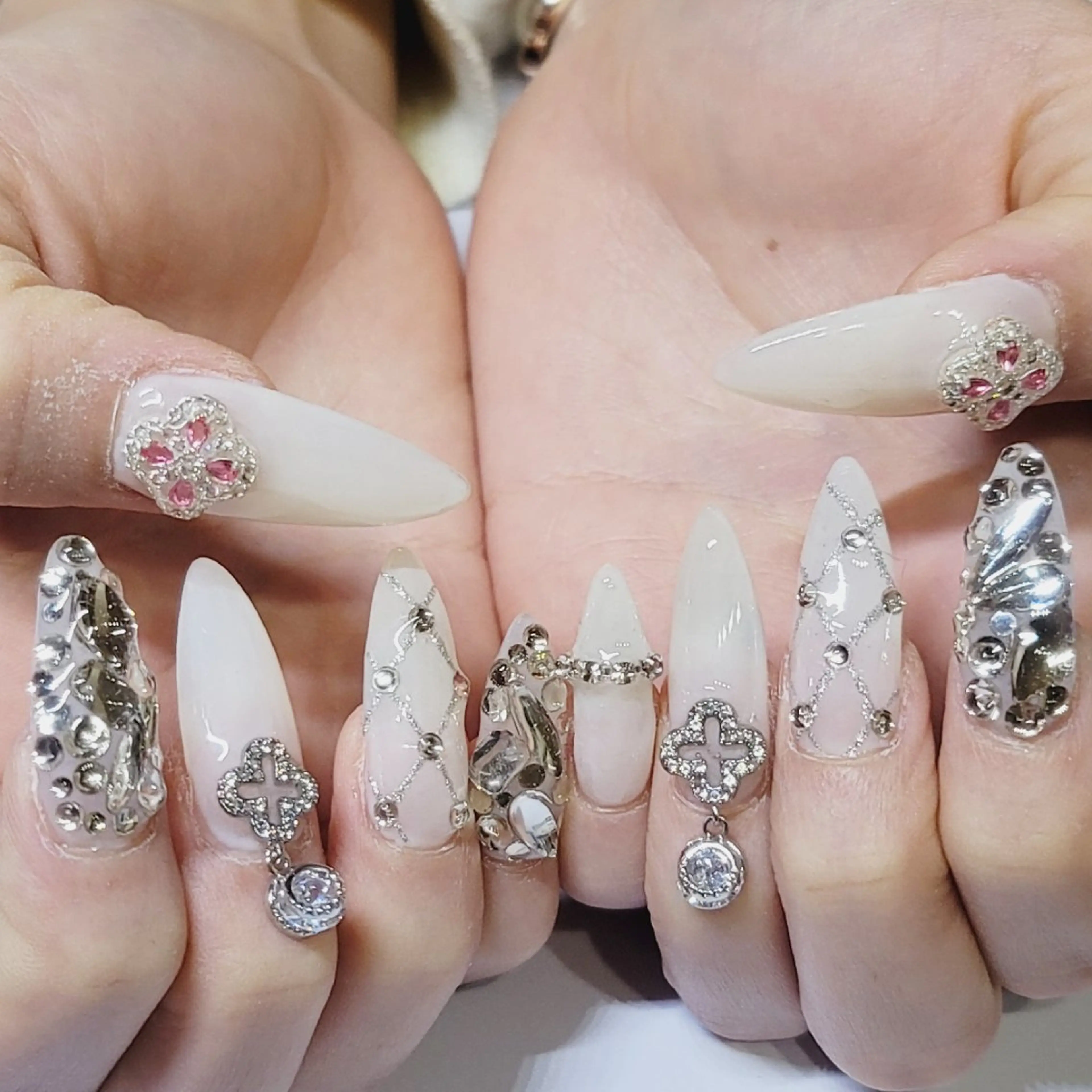 ネイル ゴージャス キラキラネイル 持ち込み ワンカラーネイル ホワイト ハンドネイル よしだ ひろきのネイルデザイン