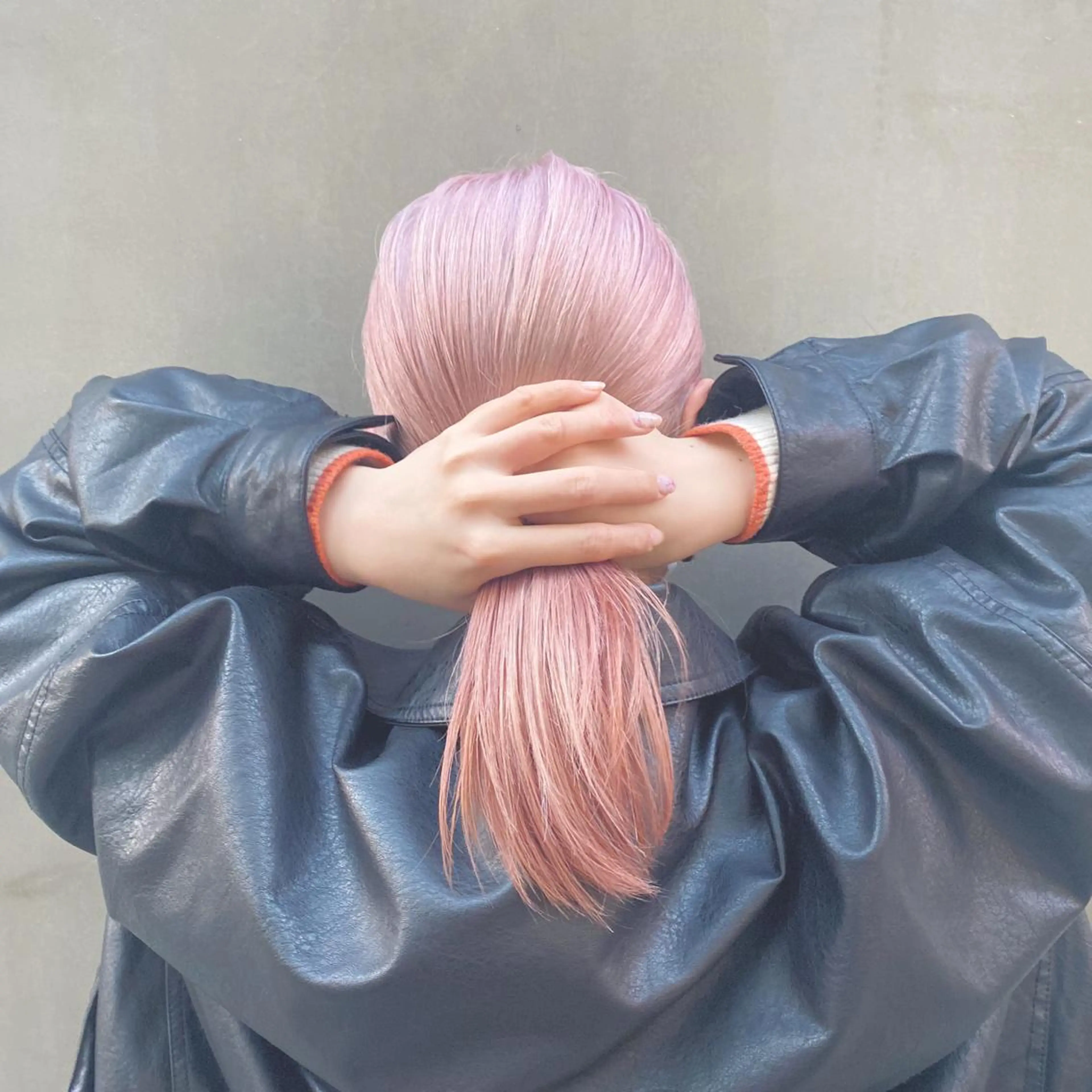 ロング カラー ブリーチ ピンクカラー センターパート/ 暖色カラーayuのヘアスタイル