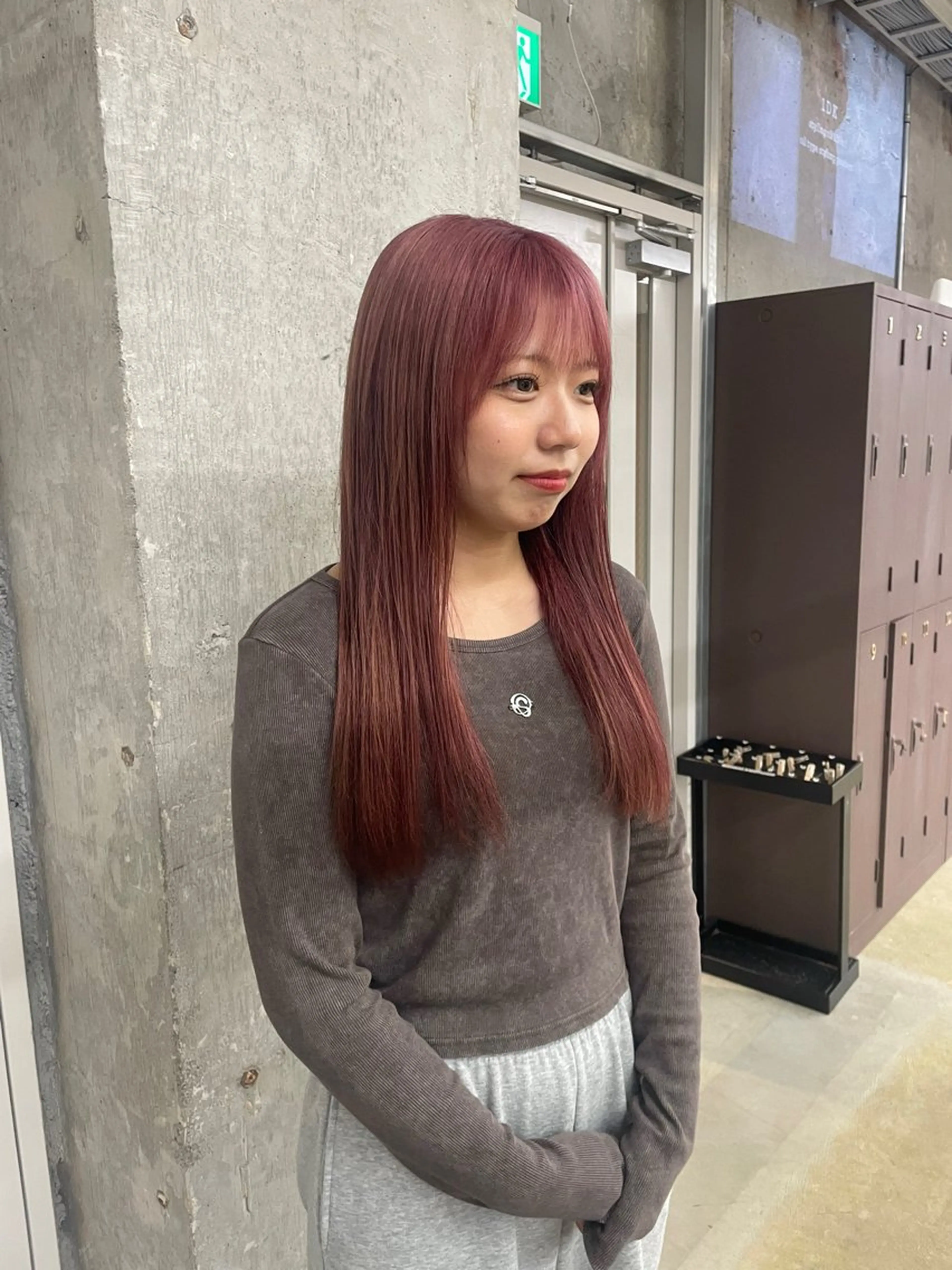 ロング ヘアカラー 鈴木瑛里／ブロンド ベージュ／ピンクのヘアスタイル