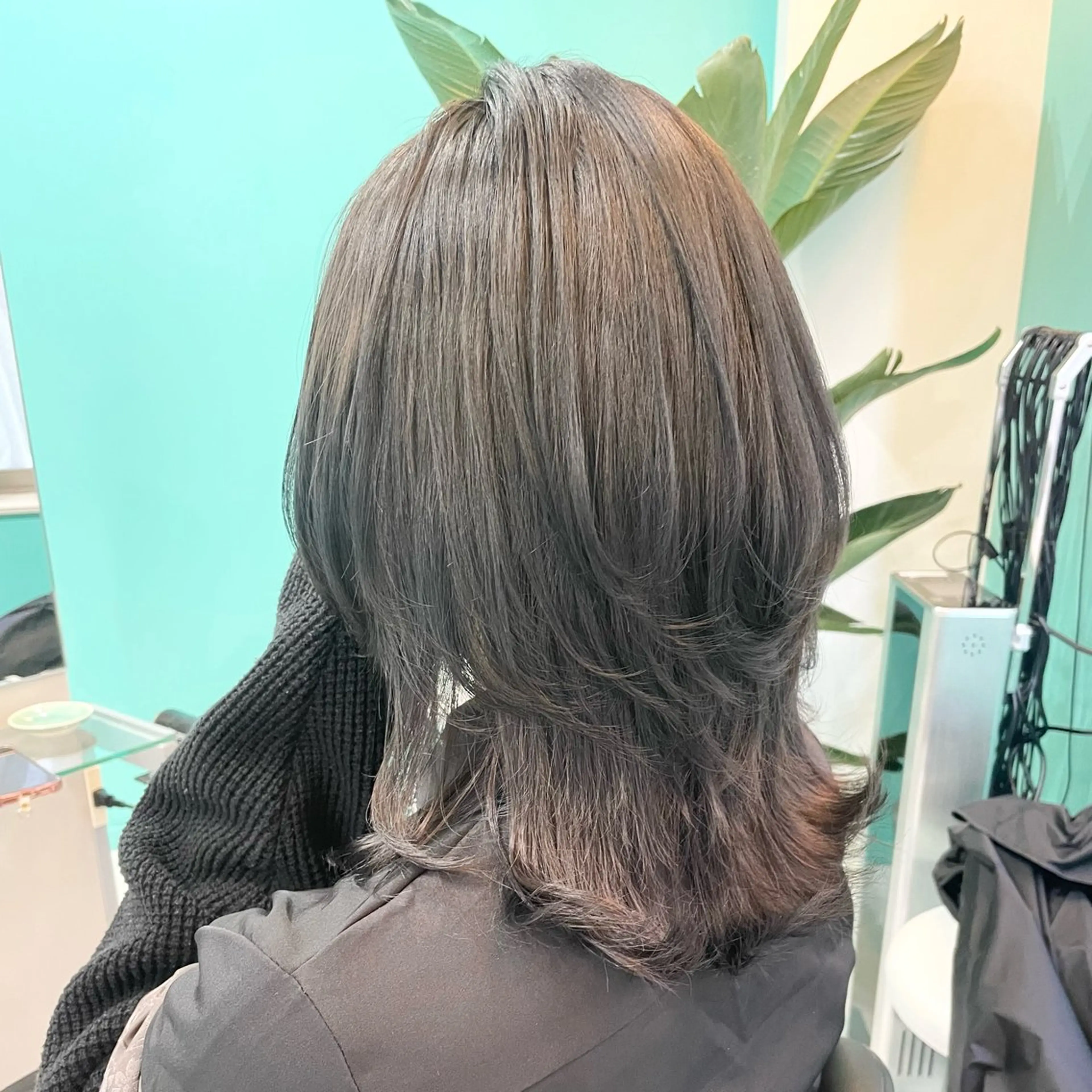 ミディアム カラー 黒髪 ブルーカラー ブルーブラック バイオレットカラー イヤリングカラー 🫧Natsukiのヘアスタイル