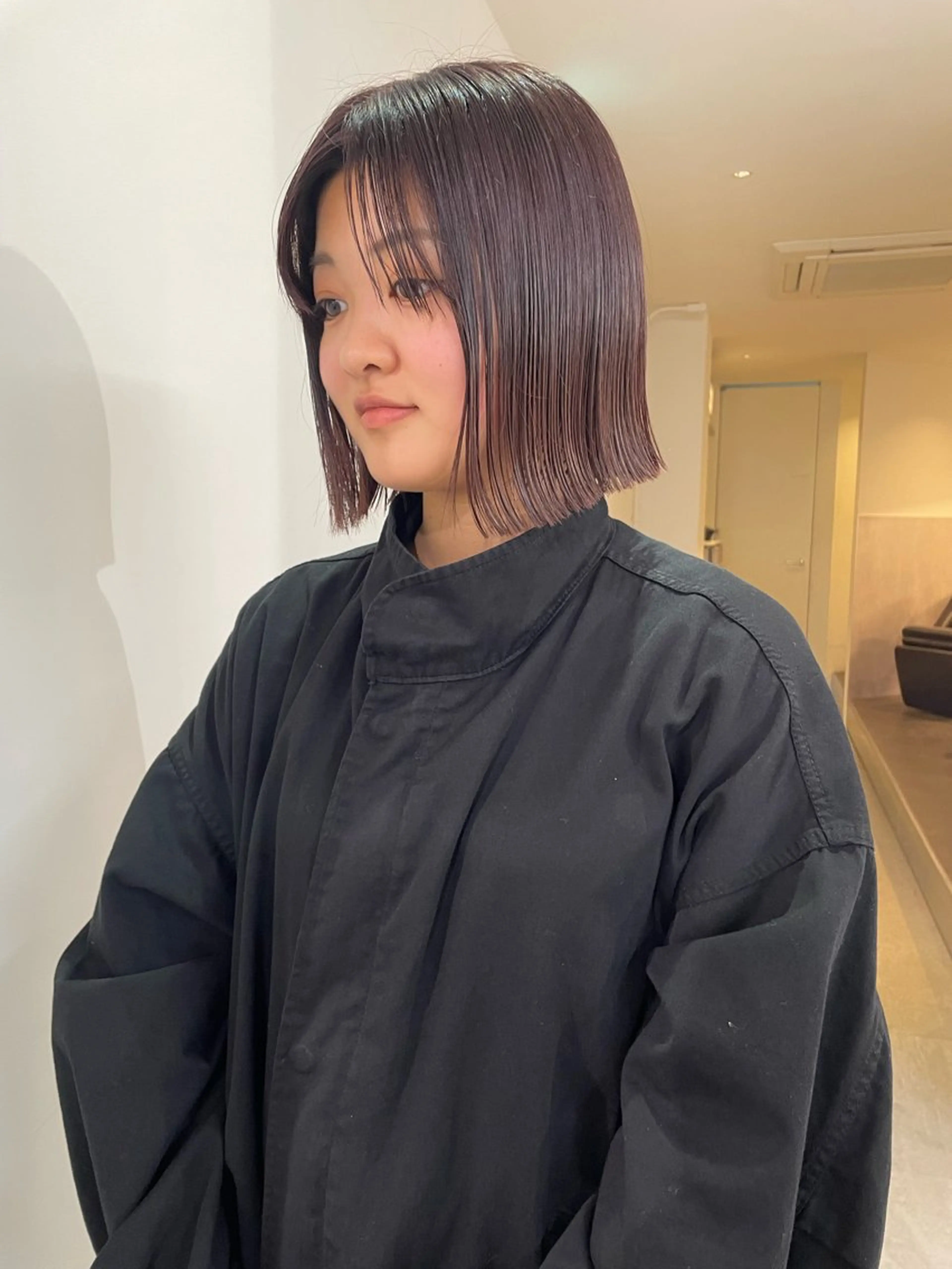 ショート カラー ボルドーカラー ラベンダーカラー レッドカラー ボブ ヘアカラー トリートメント MIU/ルーツカラー ボブ/顔周りレイヤーのヘアスタイル