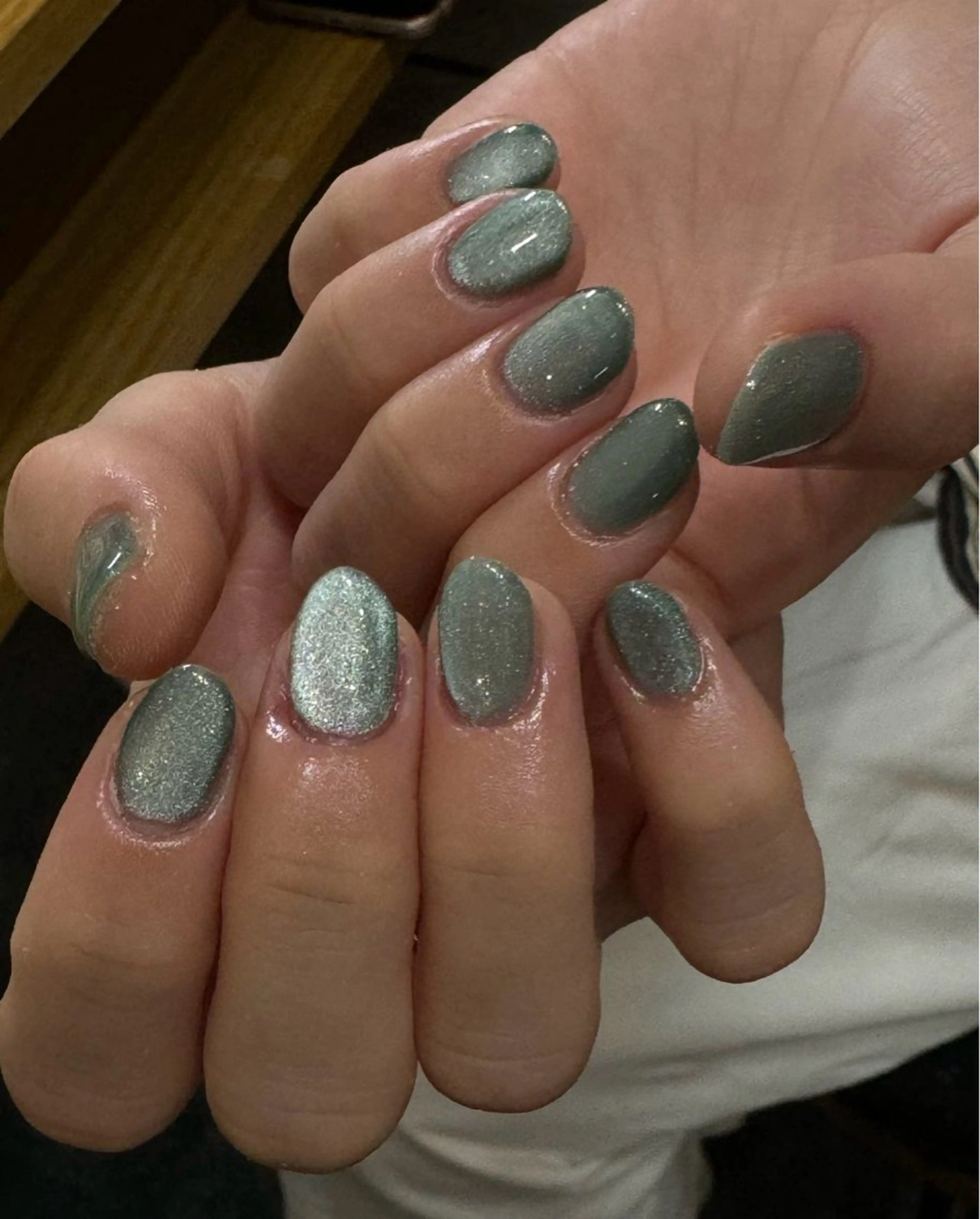 ネイル グリーン キラキラネイル マグネットネイル ハンドネイル ハンドケア 🎀NAIL🎀 AI🪄︎︎◝✩のネイルデザイン