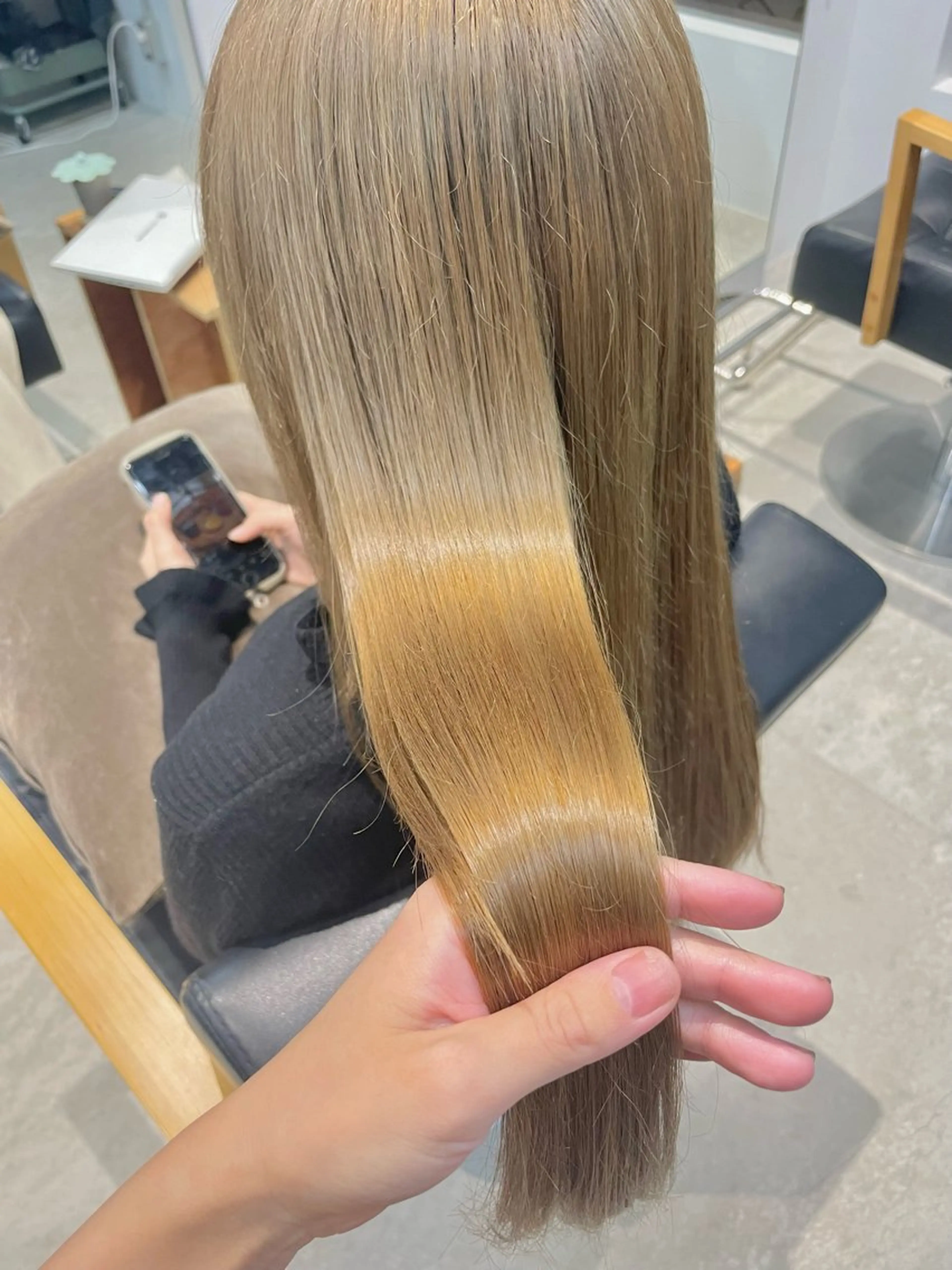 ロング カラー ベージュカラー ブリーチ ミルクティーベージュ ヘアカラー トリートメント 播磨茜/谷町四丁目/ Le'a/スパニストのヘアスタイル