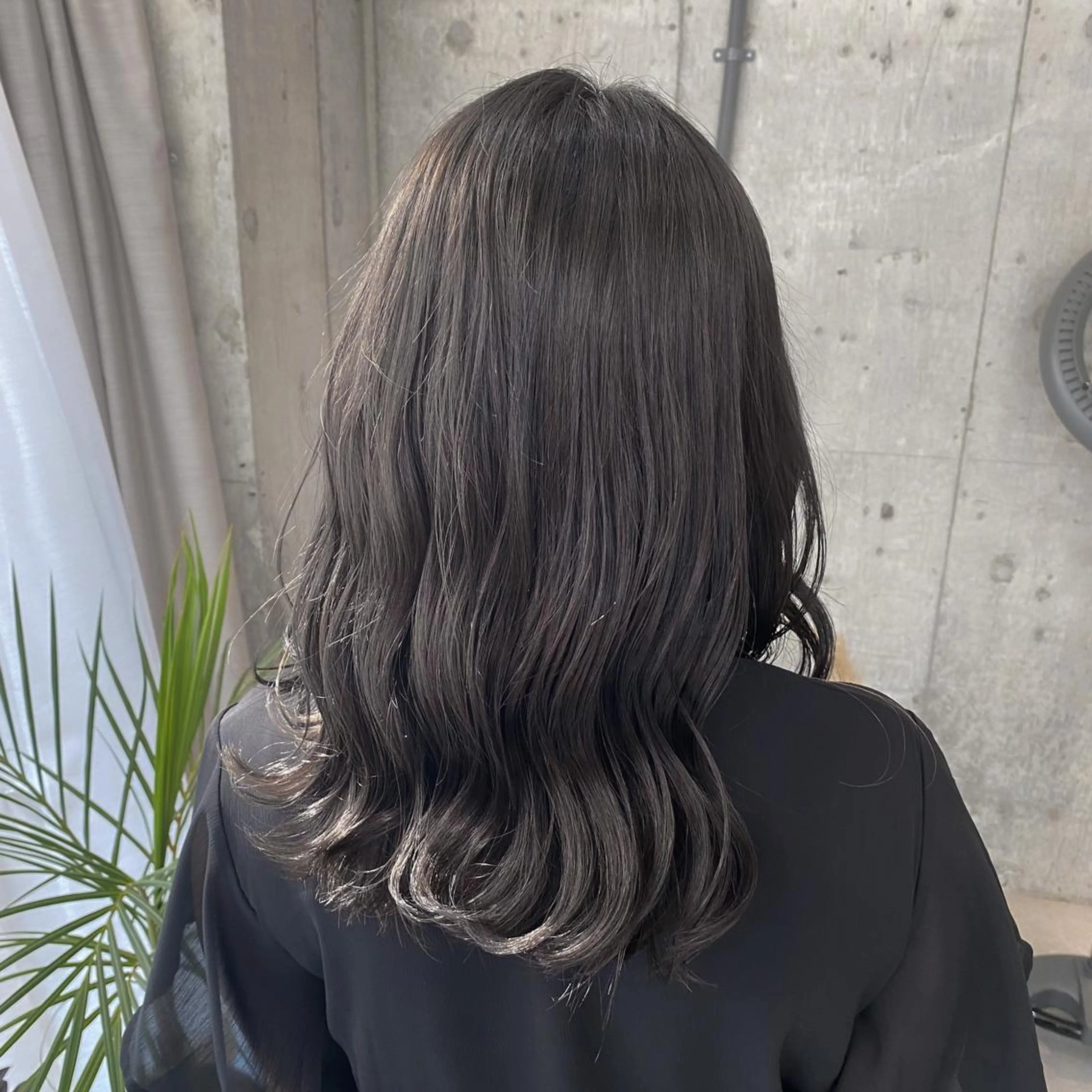 ミディアム カラー ヘアアレンジ ブリーチ グレージュ ブリーチなしカラー オレンジ シルバー salowin 渋谷　joule所属・美髪矯正 韓国レイヤーのヘアスタイル