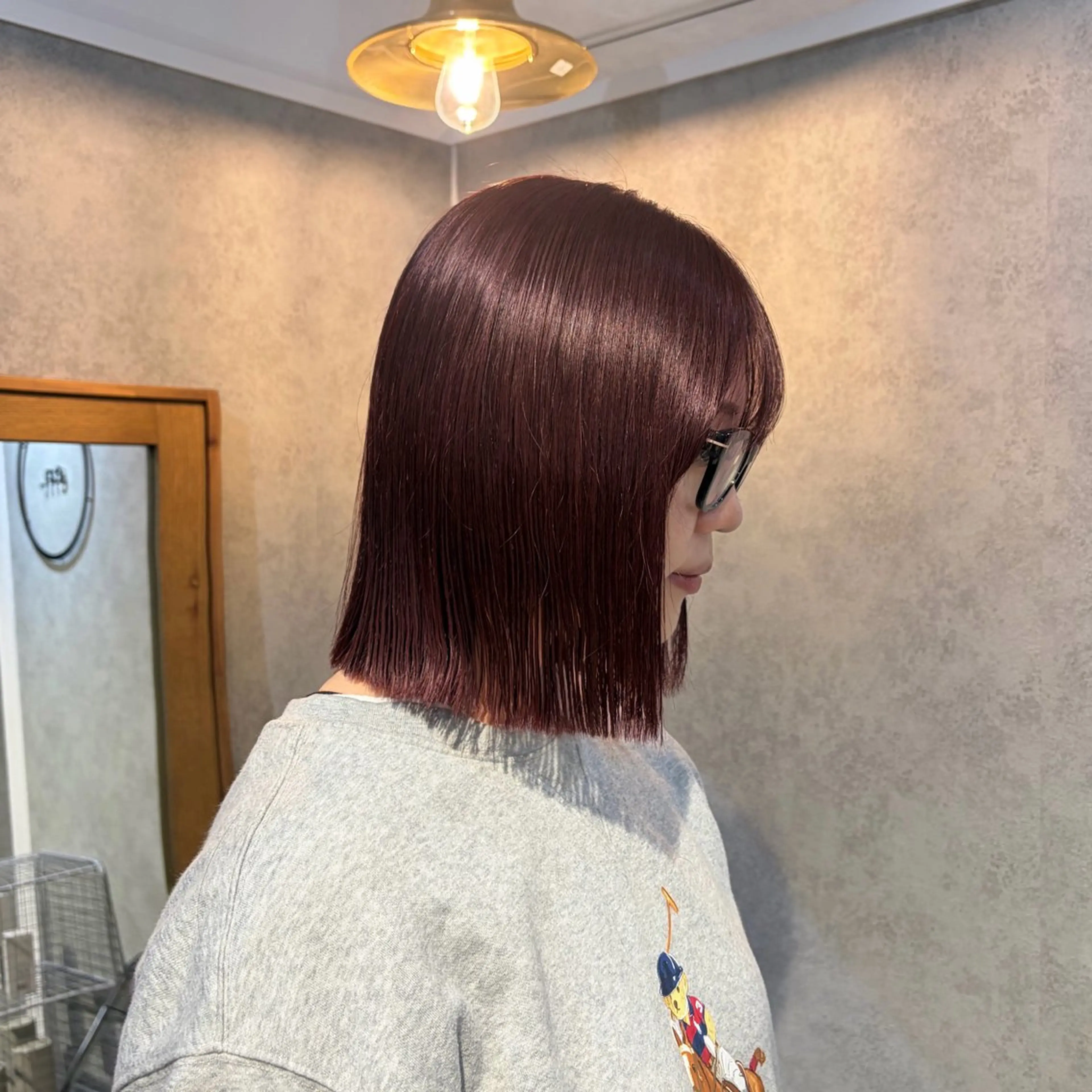 ショート カラー 切りっぱなしボブ ブリーチ ボルドーカラー ブリーチなしカラー レッドカラー カット ヘアカラー トリートメント ボブ/プツッとボブ/ 暖色カラー/モエのヘアスタイル