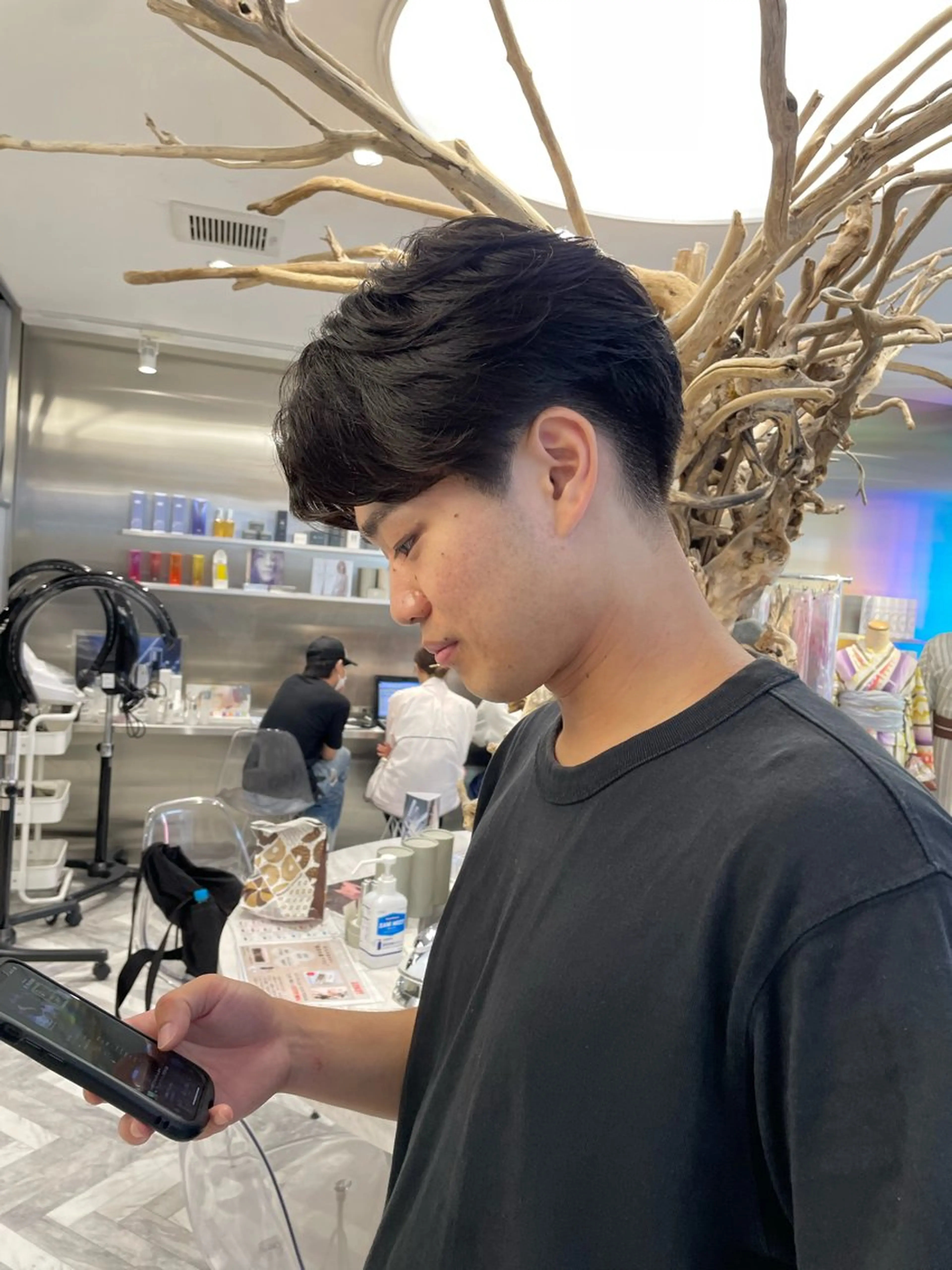 ショート パーマ メンズ センターパート フェザーパーマ カルマパーマ メンズパーマ ニュアンスパーマ カット パーマ カラーモデル⚡️ REONのヘアスタイル