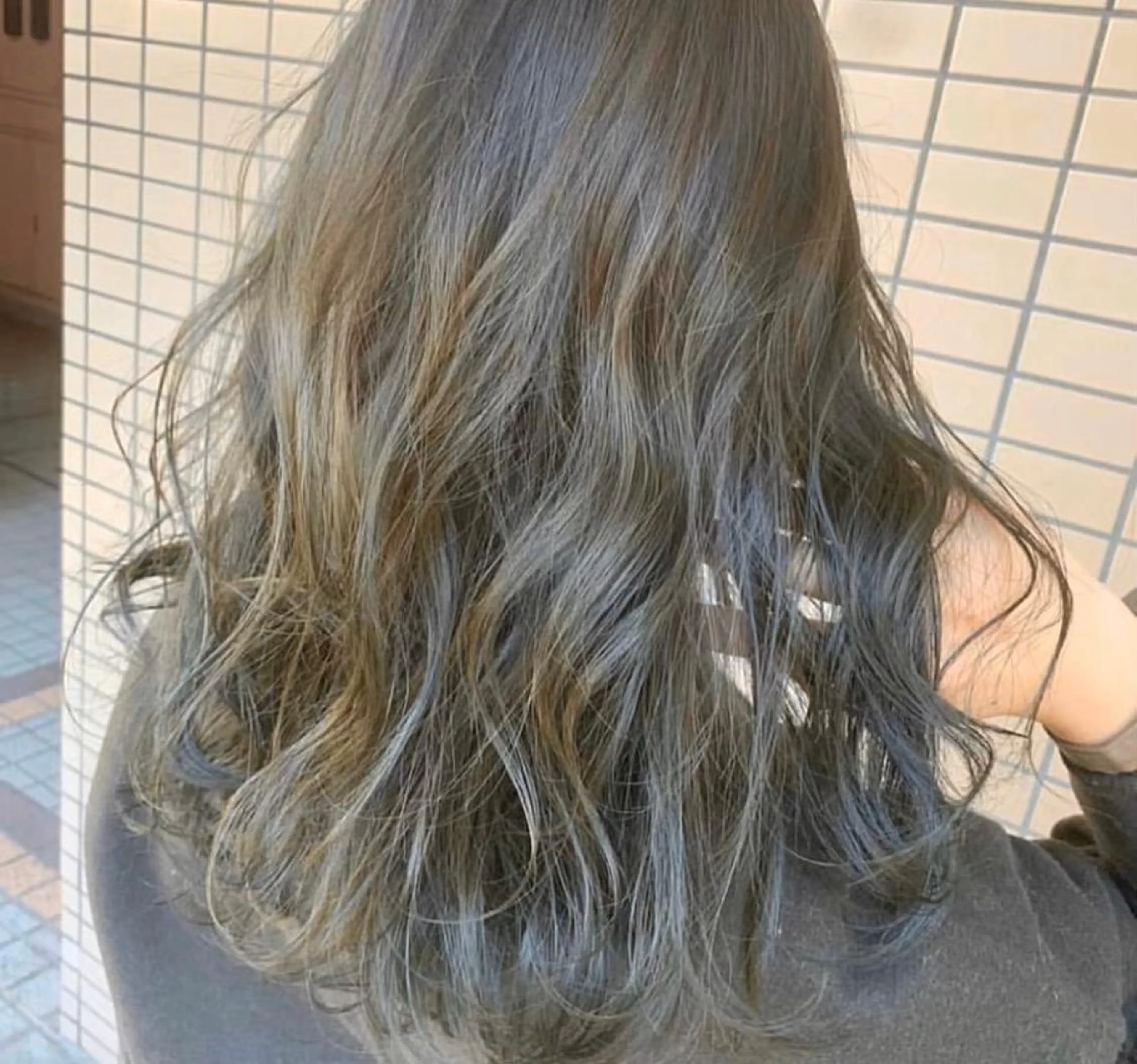 ロング カラー ブリーチ ケアブリーチ 透明感カラー オリーブカラー カット ヘアカラー トリートメント ヘアセット 全色特化美容師 /コウスケ🎨のヘアスタイル