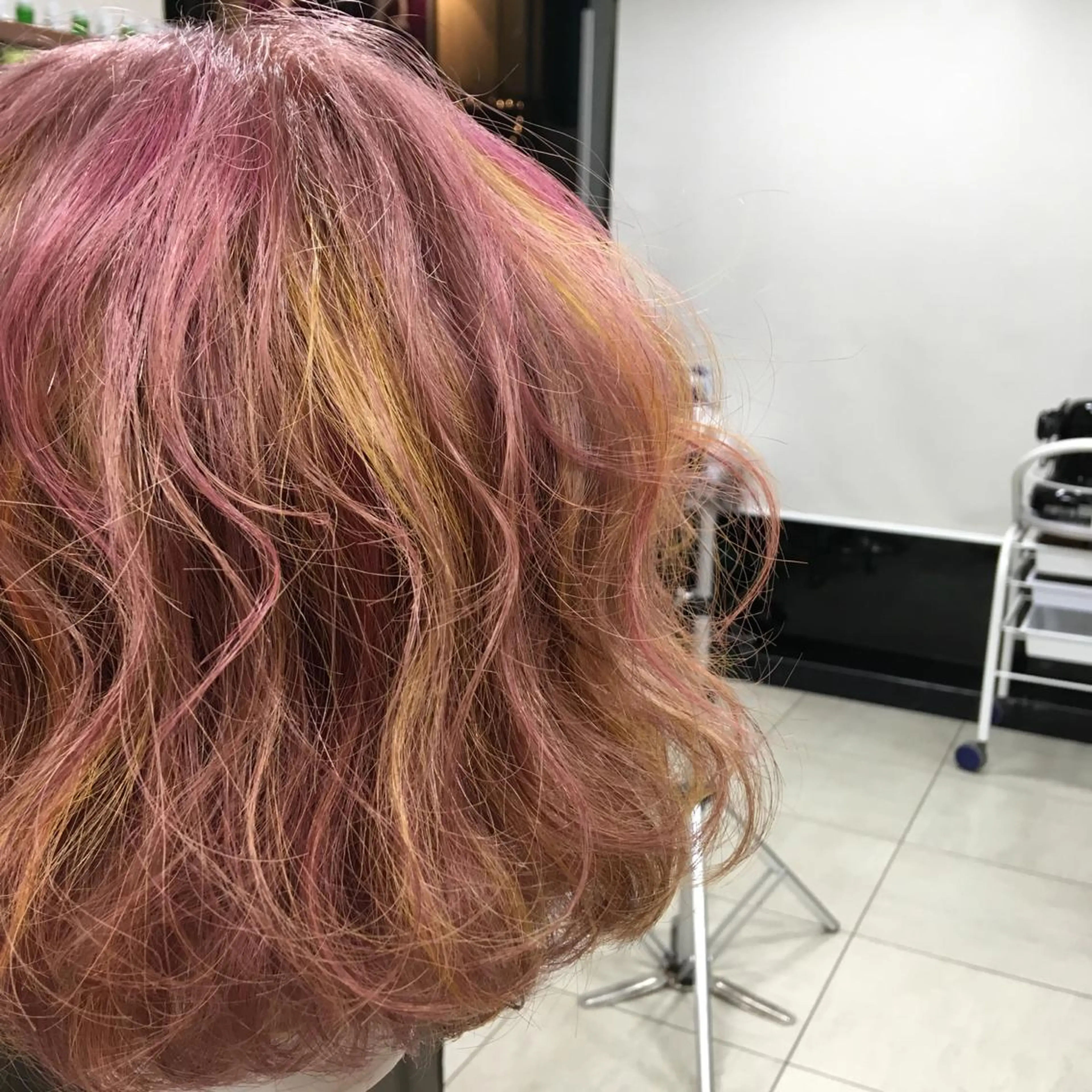 ミディアム カラー ブラウンカラー ハイライトカラー ピンクカラー ピンクブラウン シルバー 【Sweep】おじま のぞみのヘアスタイル