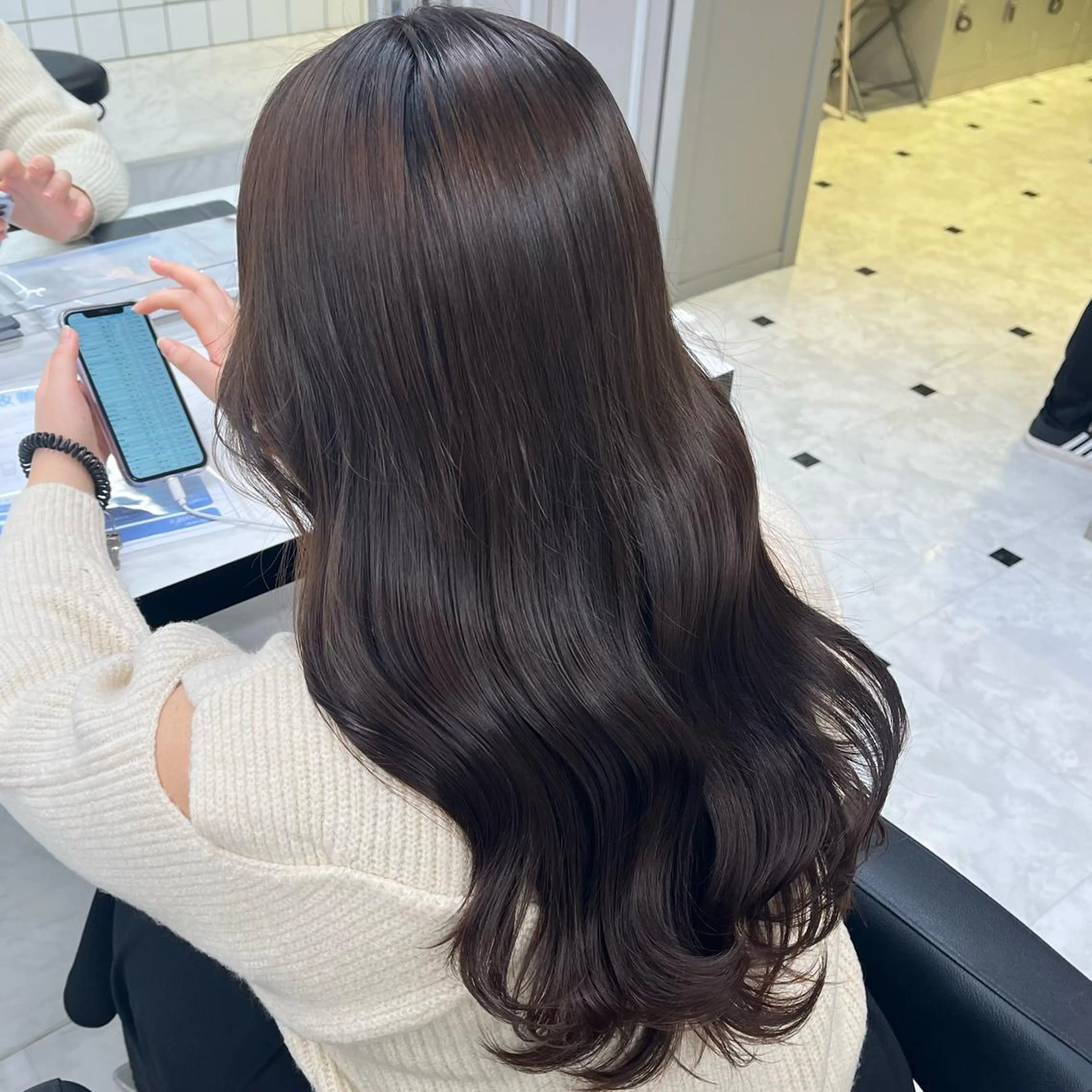 セミロング 🍒透明感カラー🌨 🥕ハイトーンカラーのヘアスタイル