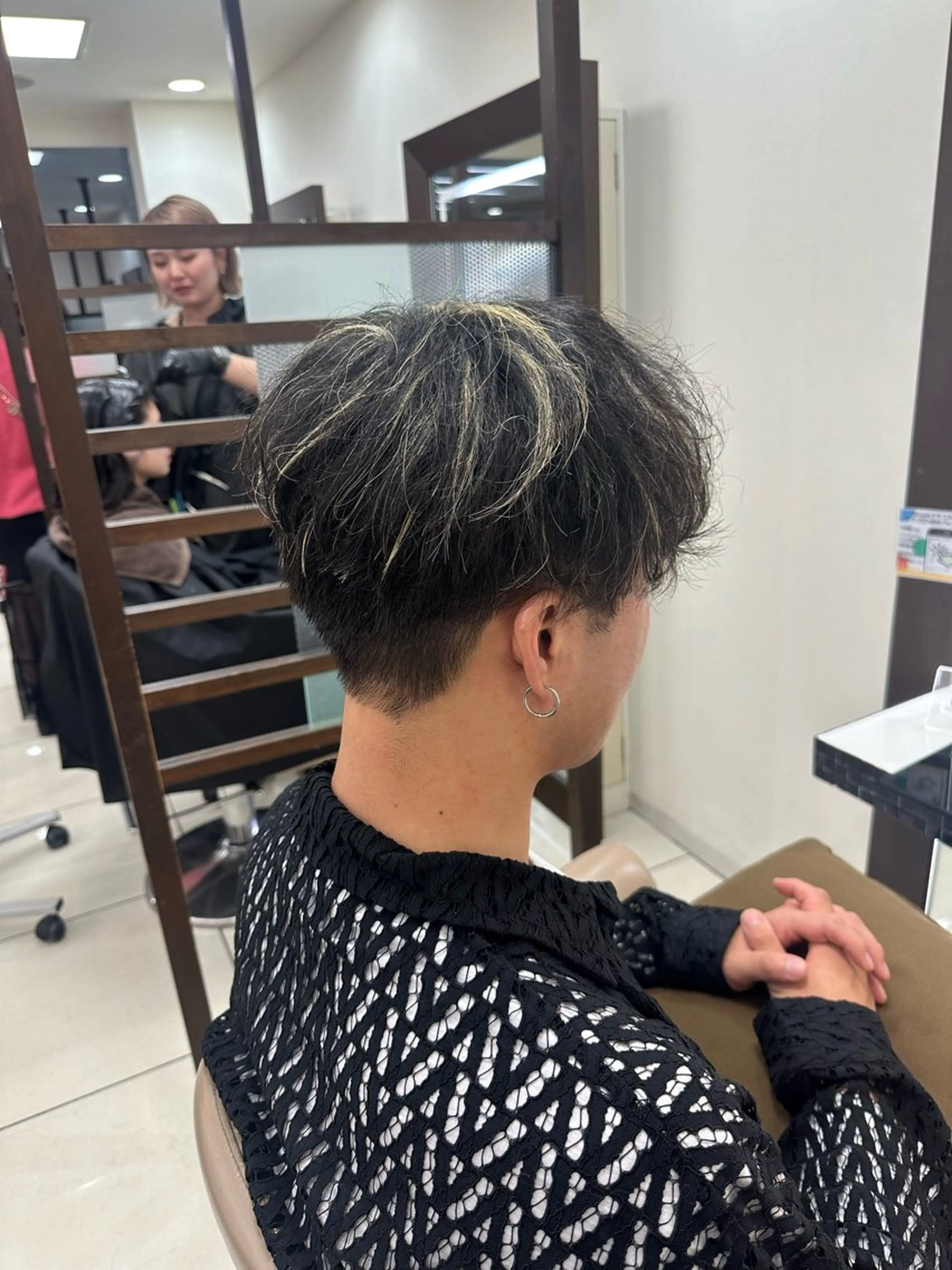 カラー パーマ メンズ カット ラウンドマッシュシャ ドウニュアンスパーマのヘアスタイル