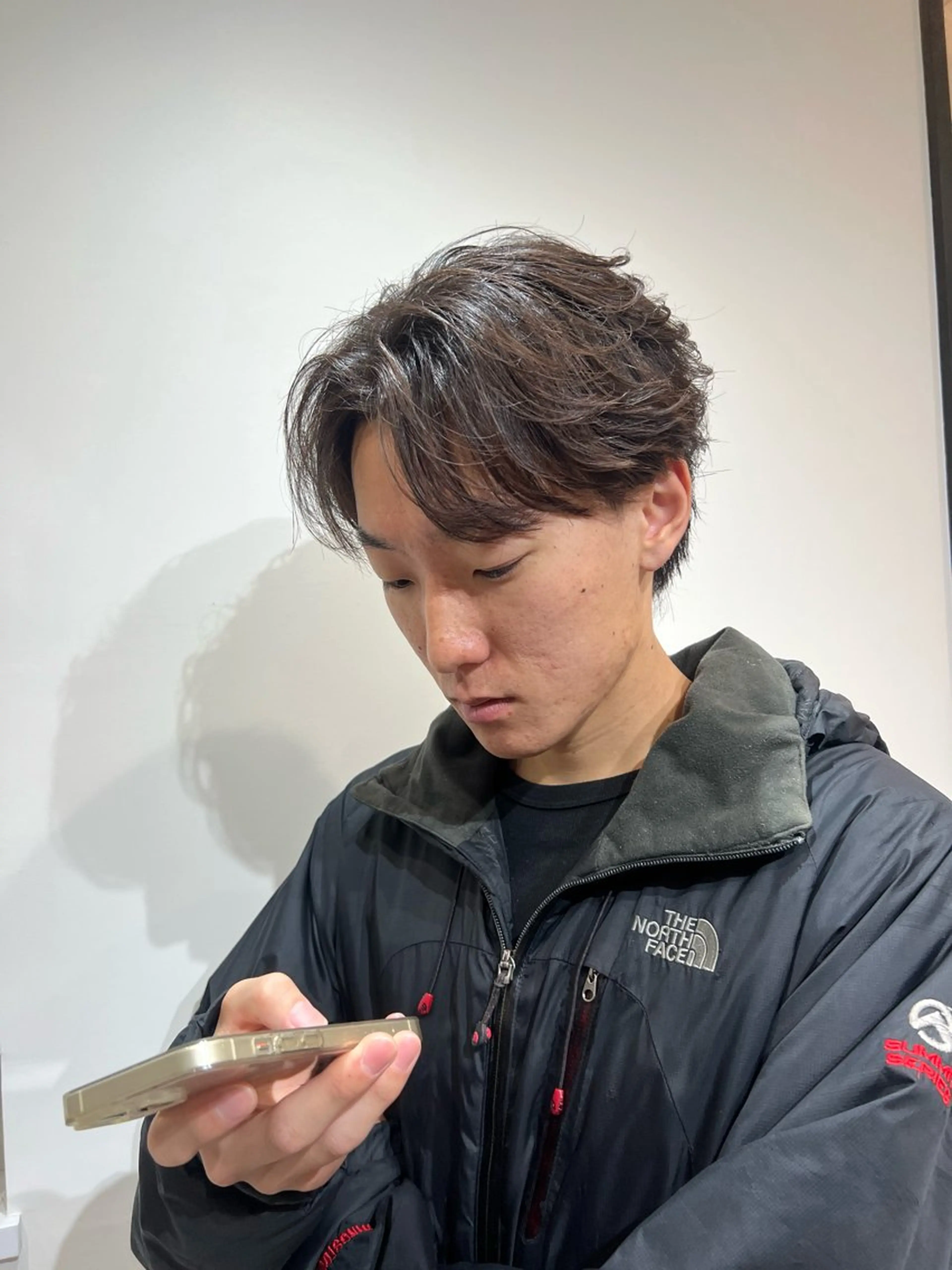 ミディアム パーマ メンズ ミディアムパーマ センターパート メンズパーマ ニュアンスパーマ カット パーマ ⚡️メンズ特化美容師 ⭐️小倉大和⭐️のヘアスタイル