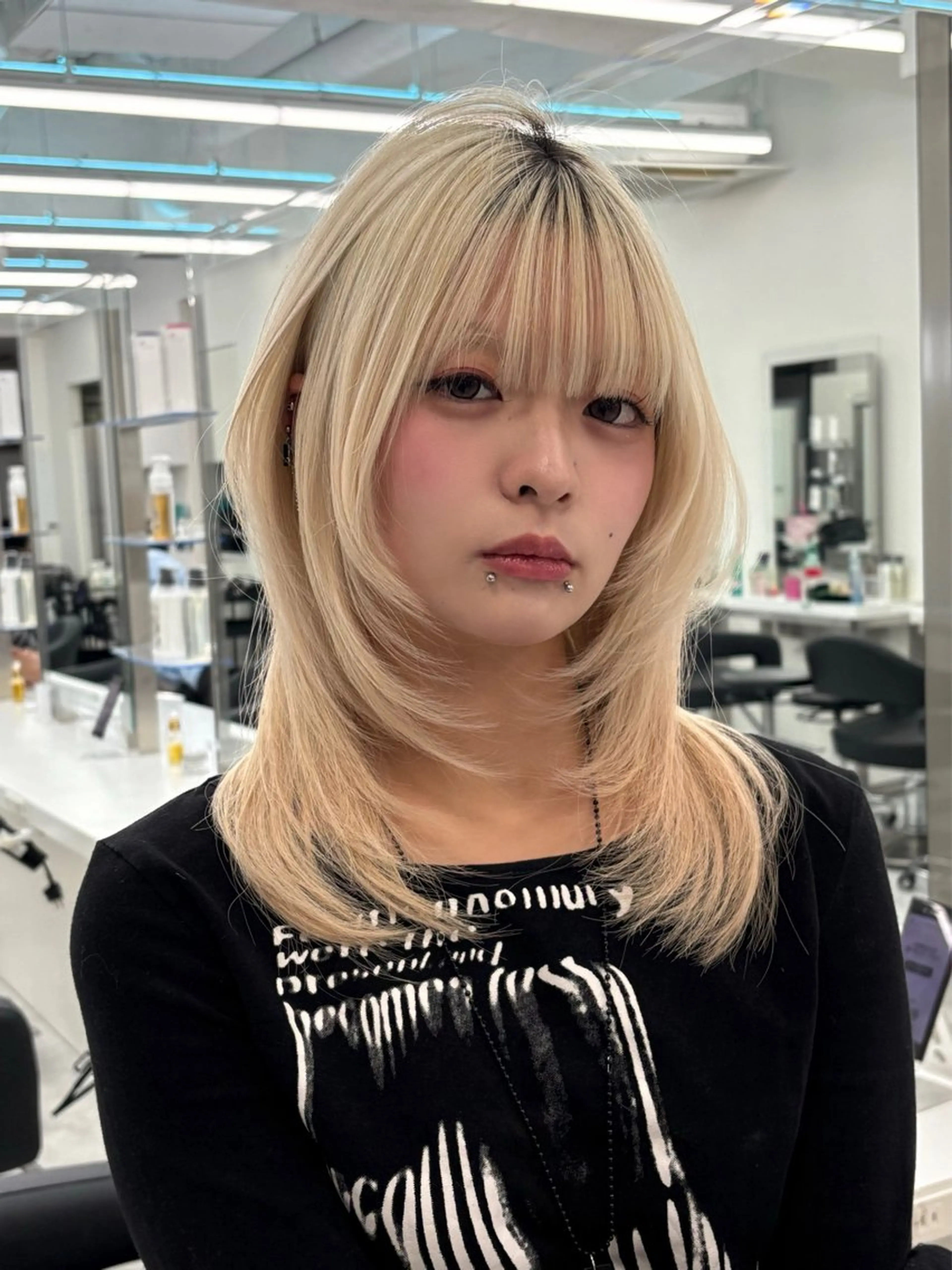 セミロング カラー カット ヘアカラー niina🖤 寒色×レイヤーのヘアスタイル