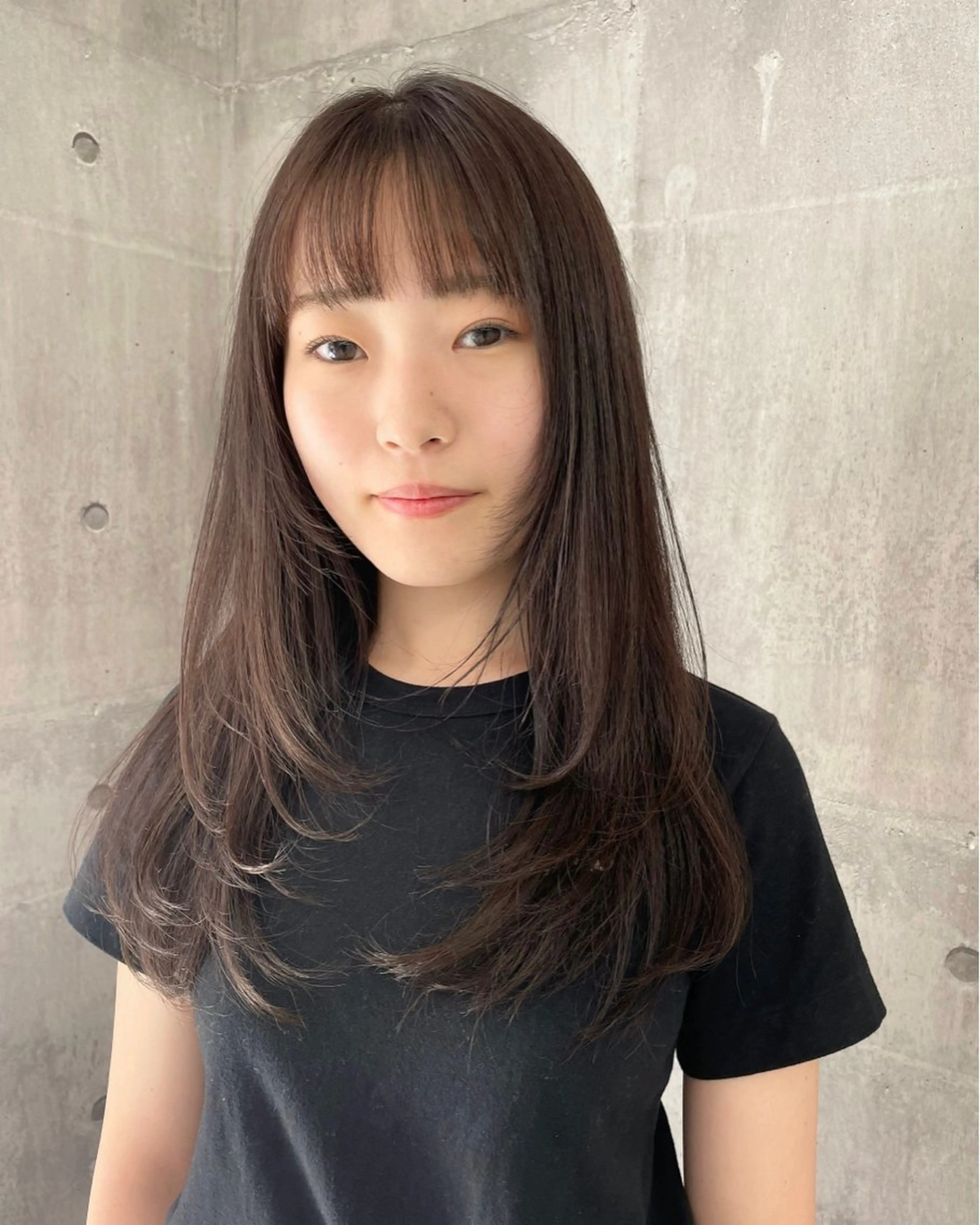 セミロング カラー アッシュ ベージュカラー ブリーチ ブリーチなしカラー レイヤーカット 錦 茉李のヘアスタイル