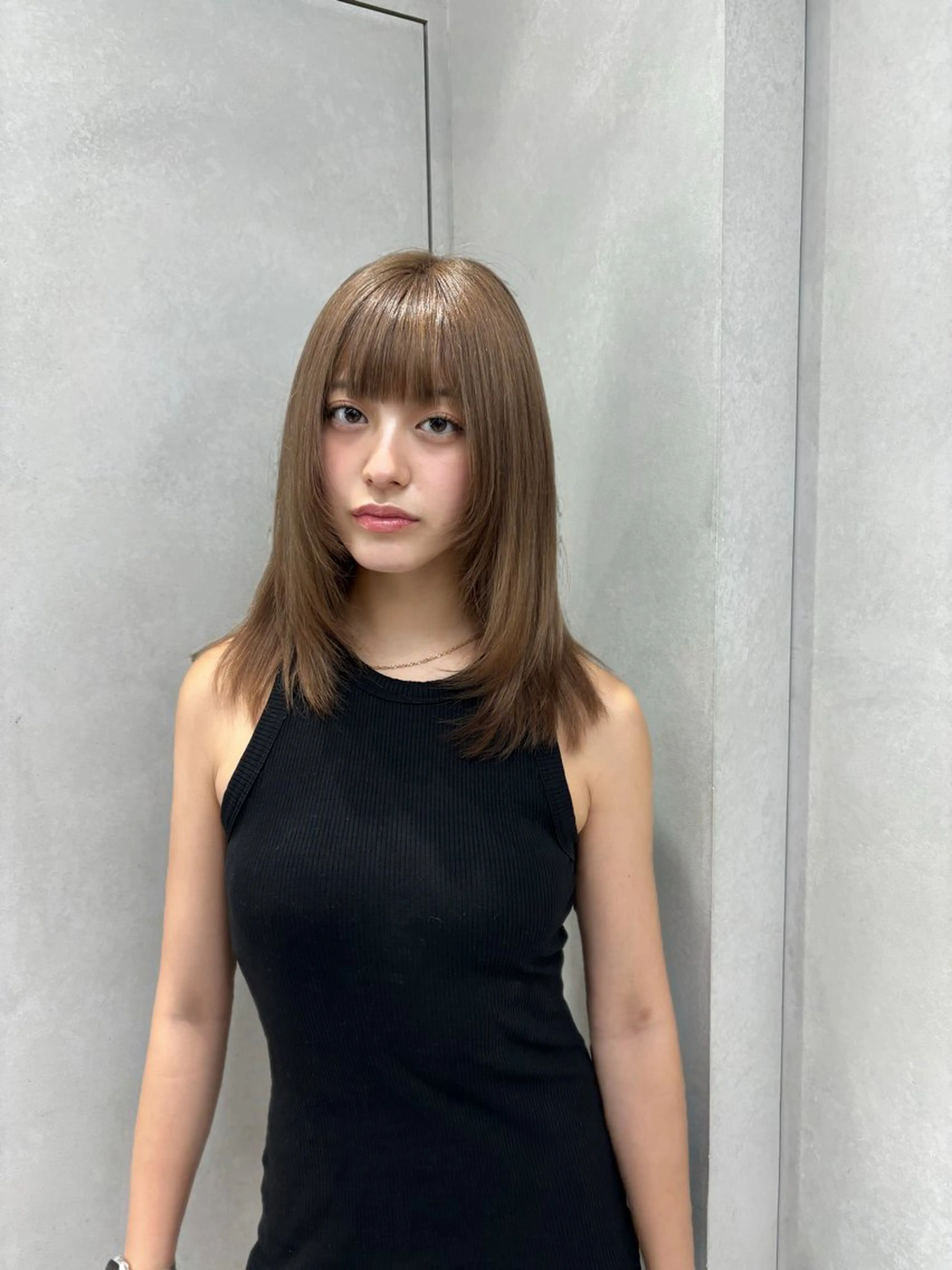 セミロング カラー ブリーチ ブラウンカラー ミルクティーブラウン 顔まわりレイヤー レイヤーカット emi 韓国ワンホンヘアのヘアスタイル