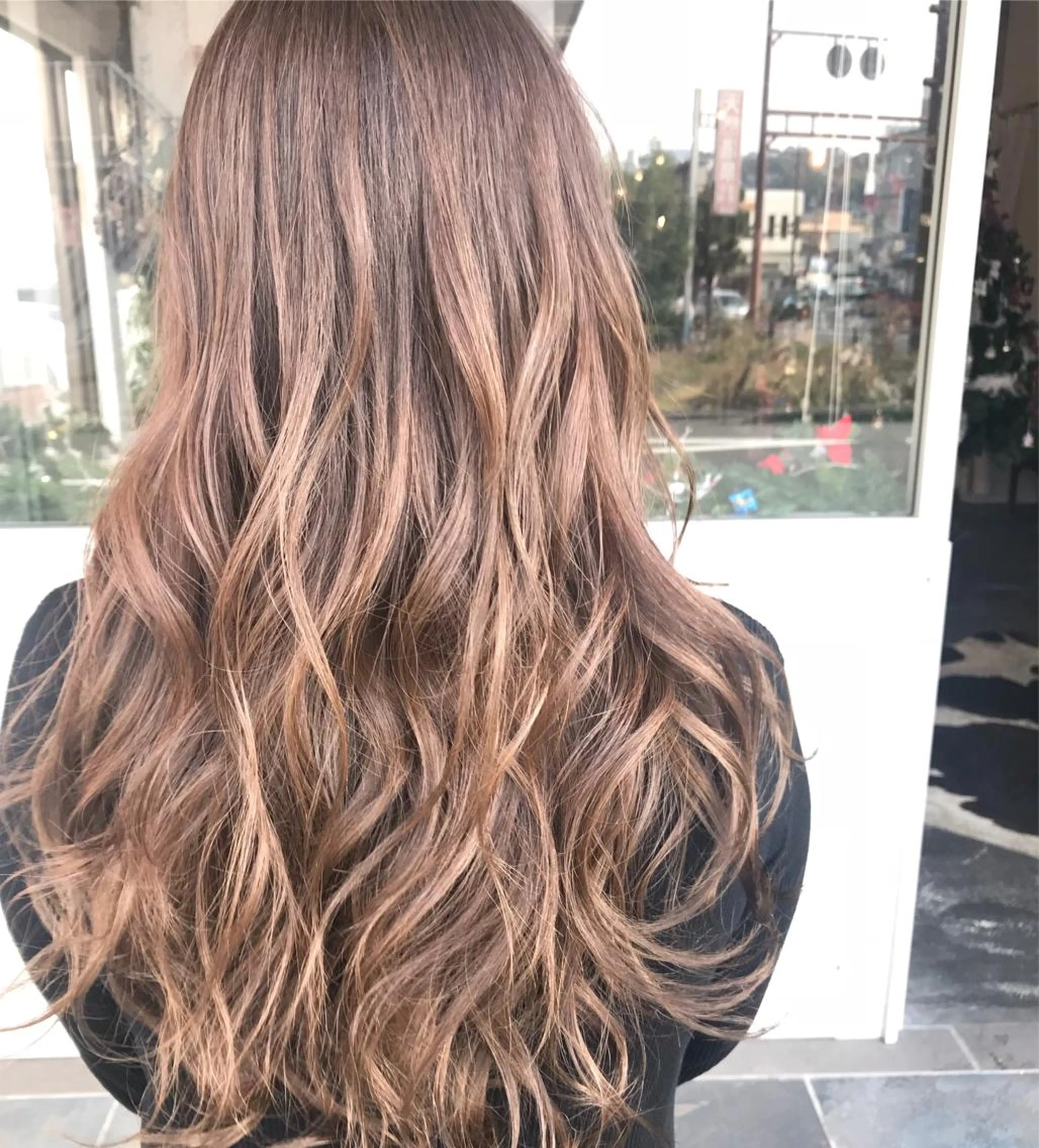 セミロング カラー ヘアアレンジ お団子ヘア 切りっぱなしボブ バレイヤージュ ブリーチ グラデーションカラー Mariana/ 鶴原-ハイライトのヘアスタイル