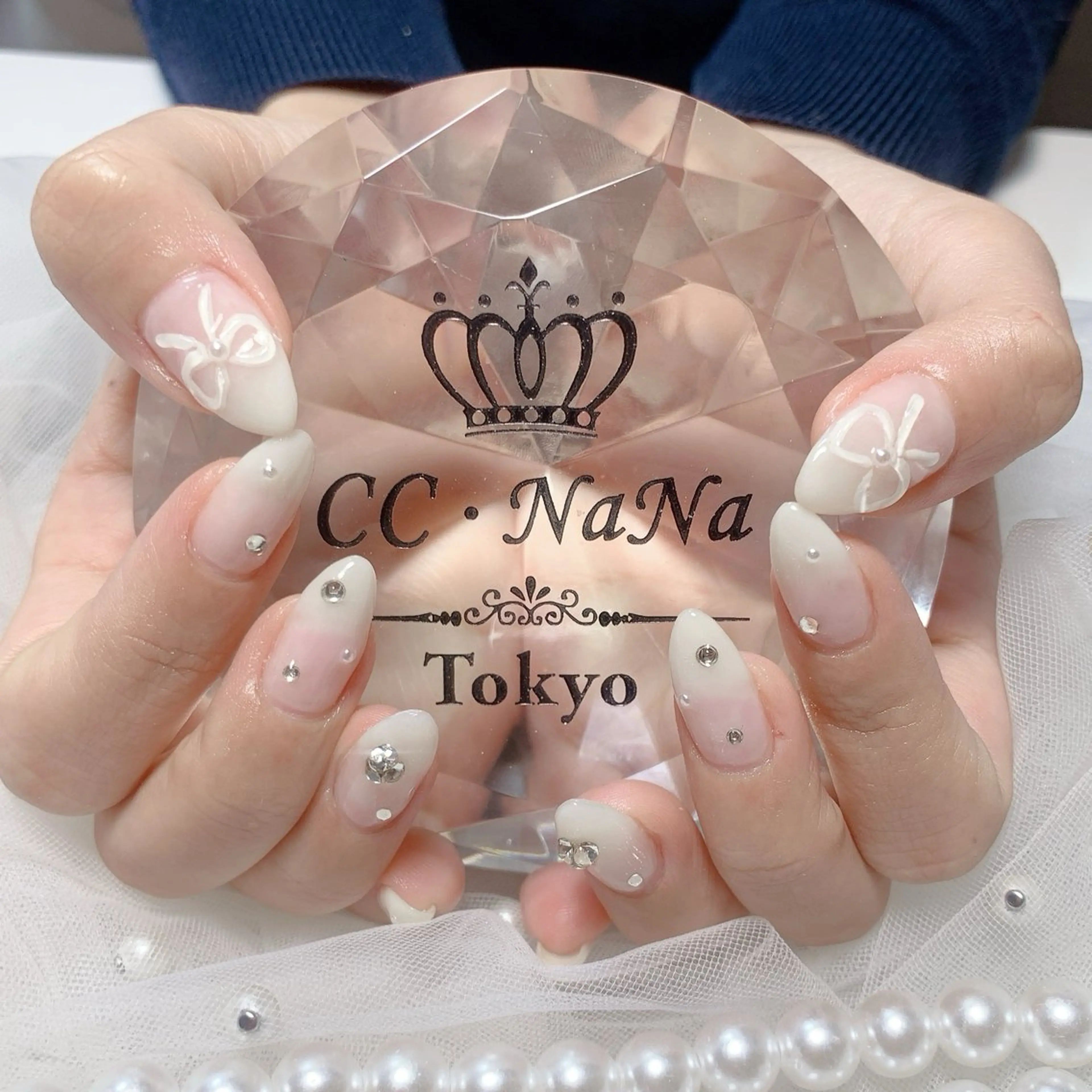 ネイル アートネイル 持ち込み リボン ホワイト ハンドネイル 💎CC・NaNa 韓国風ネイル🌙のネイルデザイン