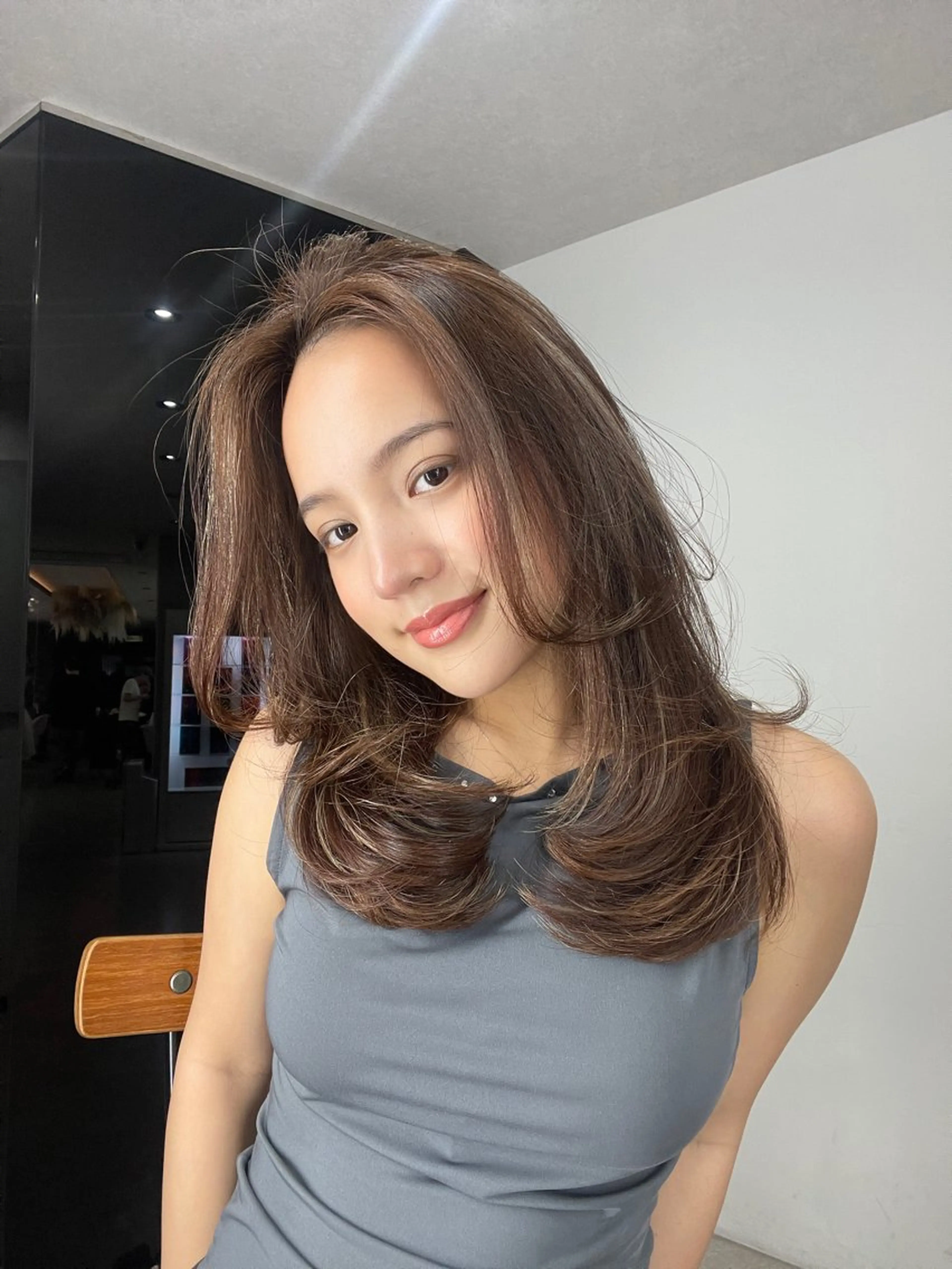 ミディアム レイヤーカット 𝒀𝒖𝒓𝒊 ハイトーン/艶髪✨のヘアスタイル