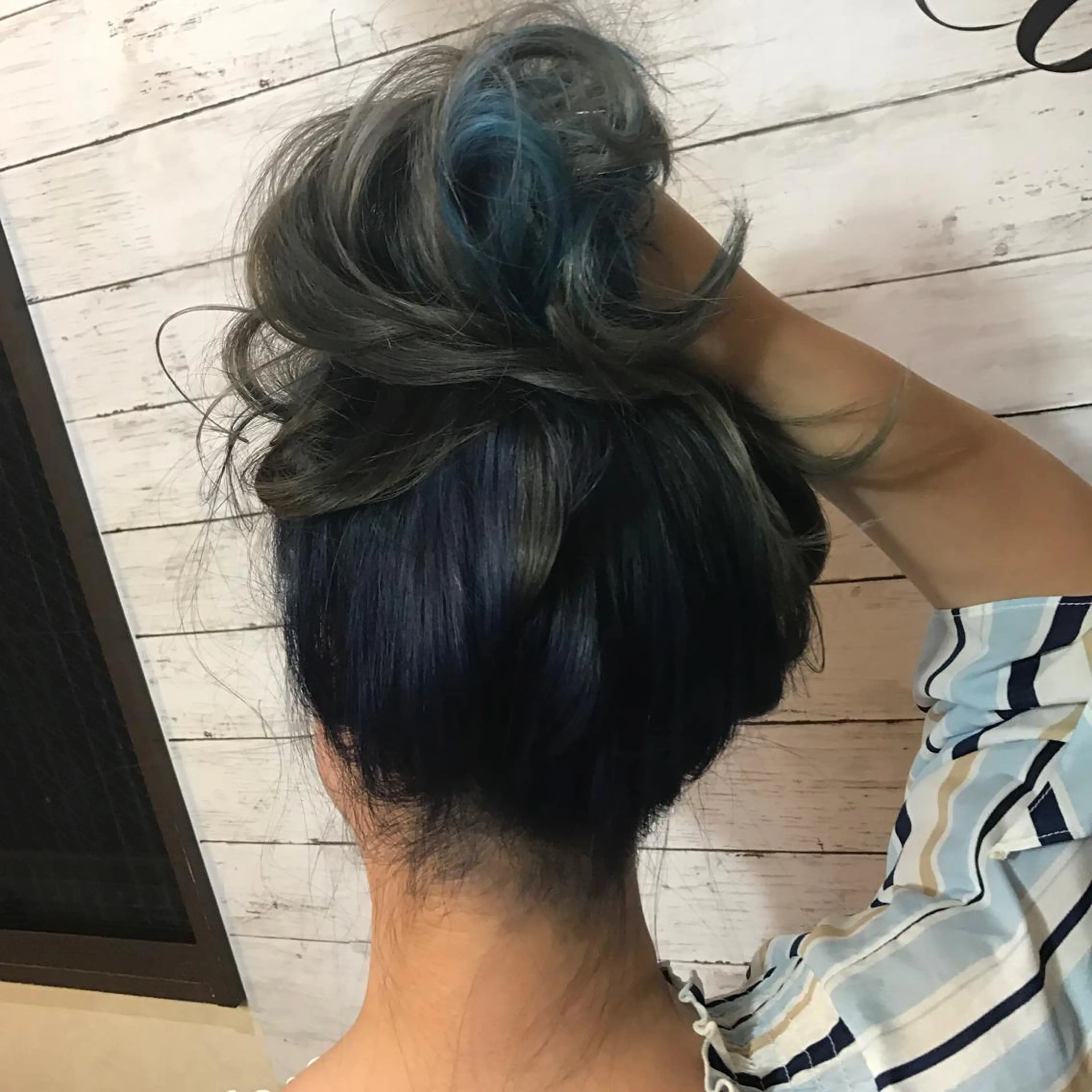 セミロング カラー ブリーチ ブルーカラー グレージュ インナーカラー ていねい技術No.1 🌈諏訪 健太のヘアスタイル