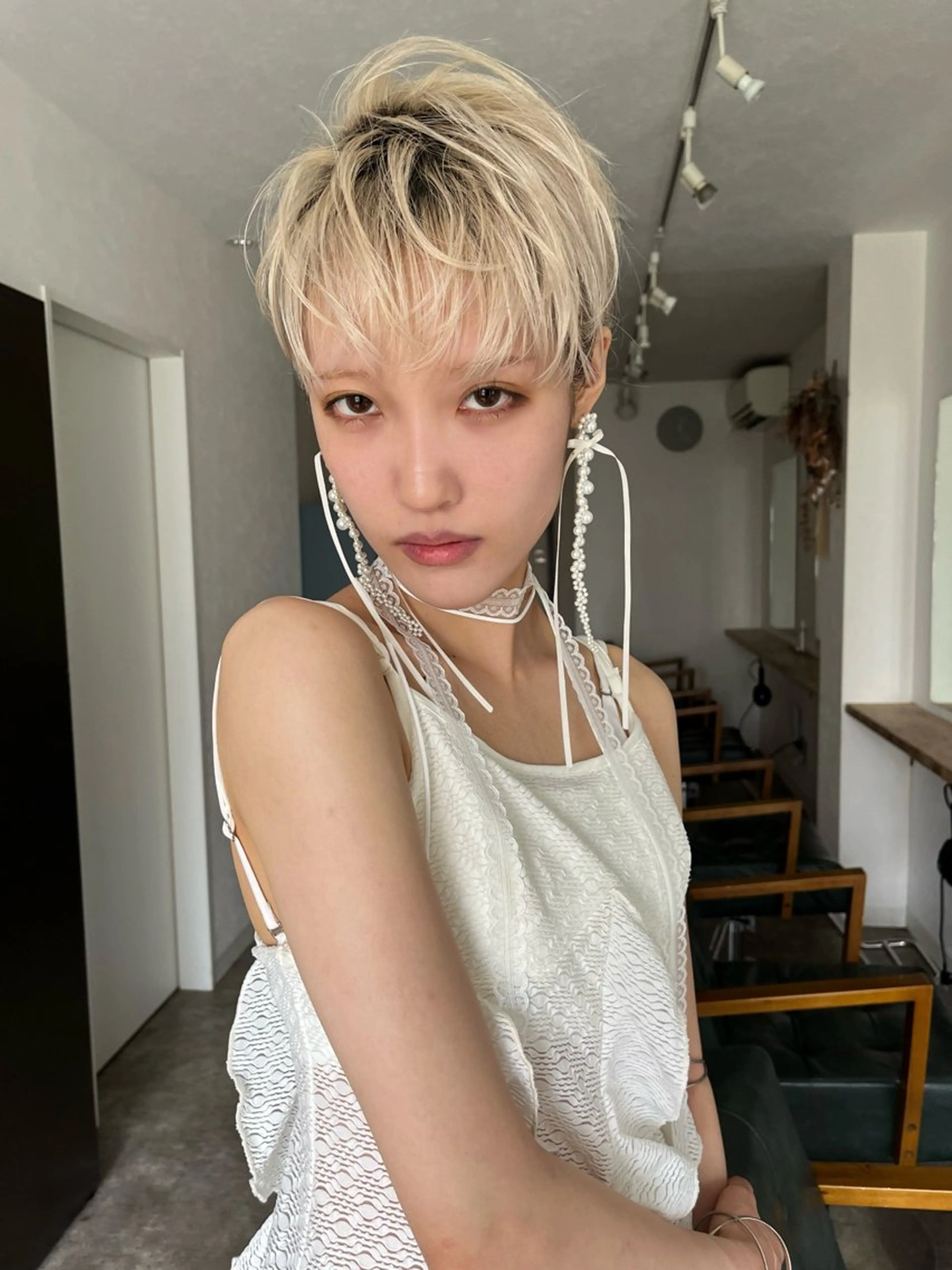 ショート カラー ベージュカラー ブロンド ハイトーンカラー ホワイトベージュ ショートヘア カット ヘアカラー トリートメント 金井京介/パーマ /レイヤー/ボブのヘアスタイル