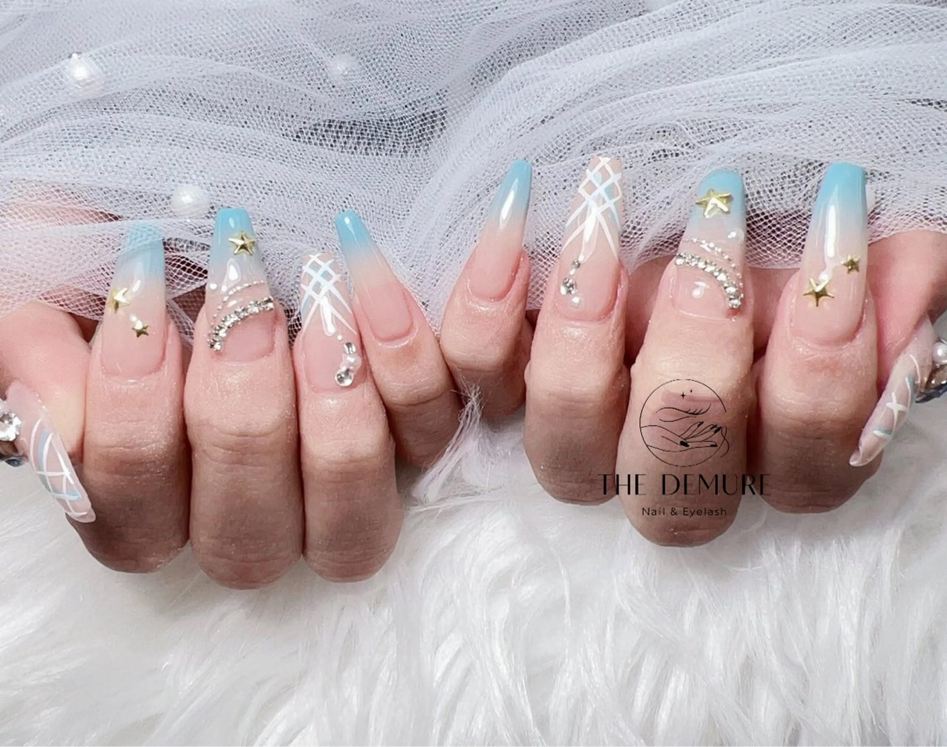 ネイル アートネイル キラキラネイル 韓国ネイル 水色 ロングネイル ハンドネイル ハンドケア NailDemure 【銀座店】のネイルデザイン