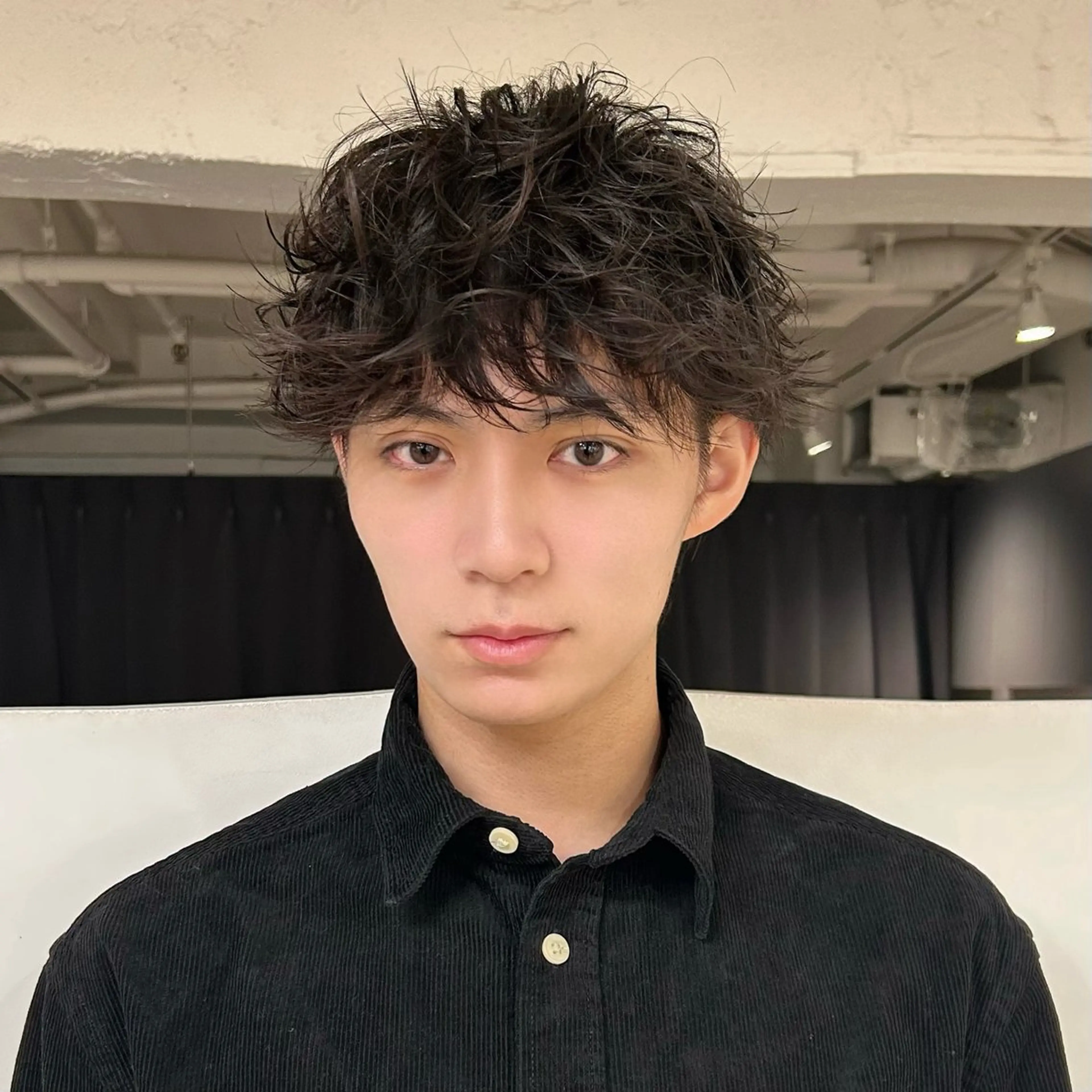 パーマ メンズ ビジネス センターパート フェードカット フェザーパーマ メンズ韓国風 カット パーマ 💈メンズパーマ: 似合わせ=こーし💈のヘアスタイル