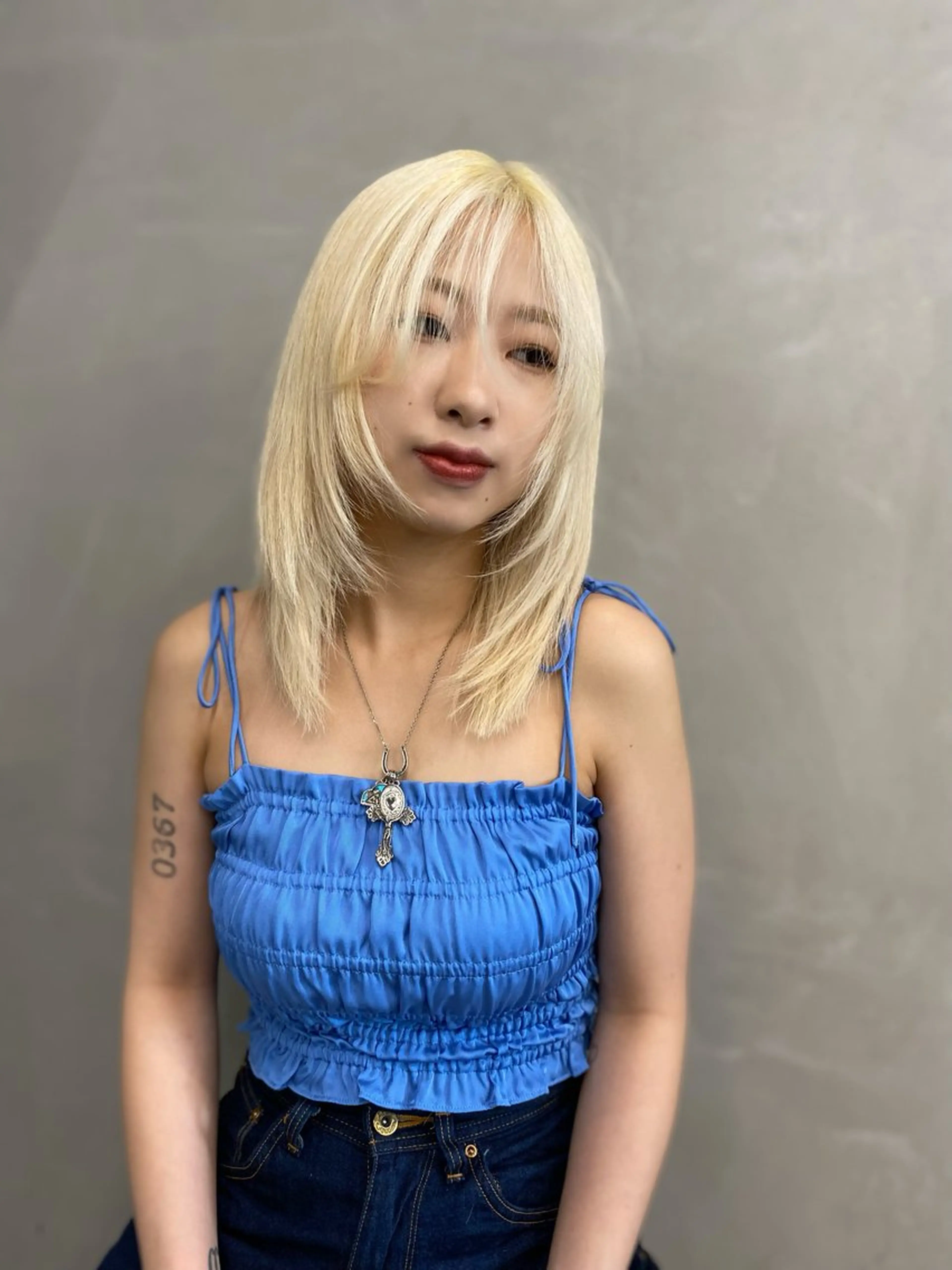 ミディアム カラー ヘアアレンジ ベージュカラー ブリーチ ブロンド ケアブリーチ グレージュ ヘアカラー お呼ばれヘアアレンジ mina🌷のヘアスタイル