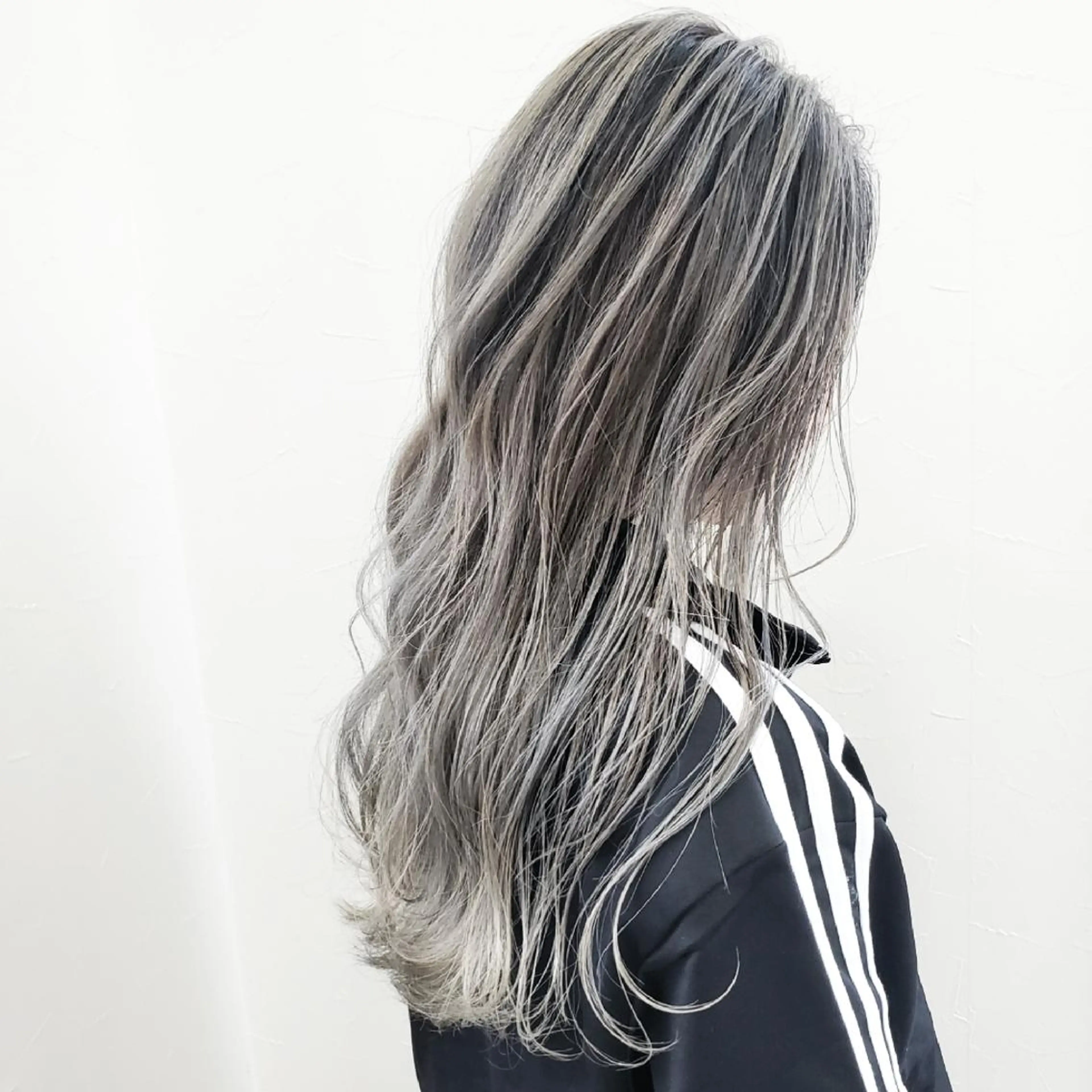 ロング カラー バレイヤージュ グレージュ シルバー シルバーグレージュ レイヤーカット レイヤーカット/ ウルフカット/大橋 のヘアスタイル