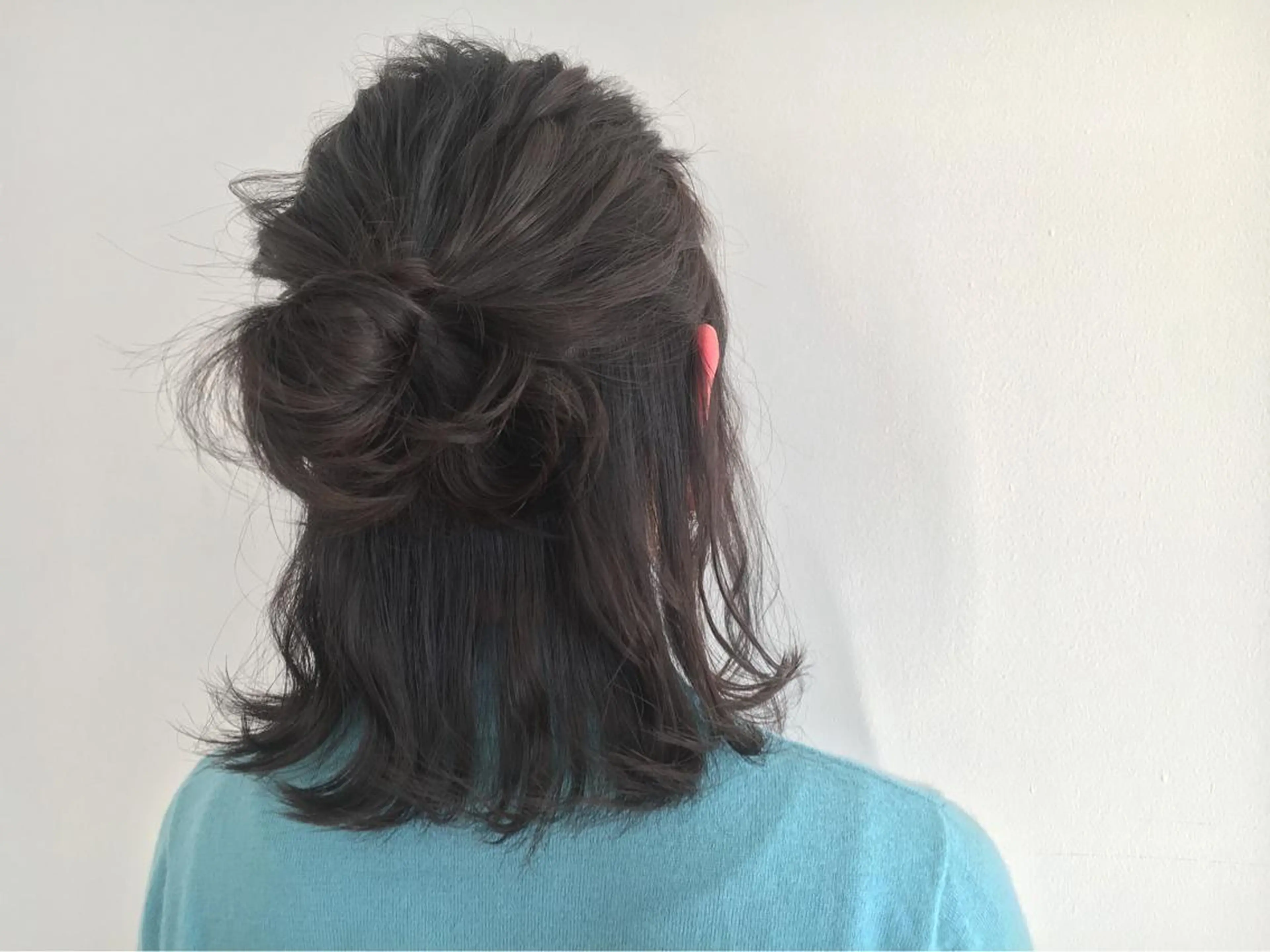 ミディアム カラー ヘアアレンジ ブルーカラー ブルージュ 簡単アレンジ マンツーマン施術🦋 ayajuのヘアスタイル