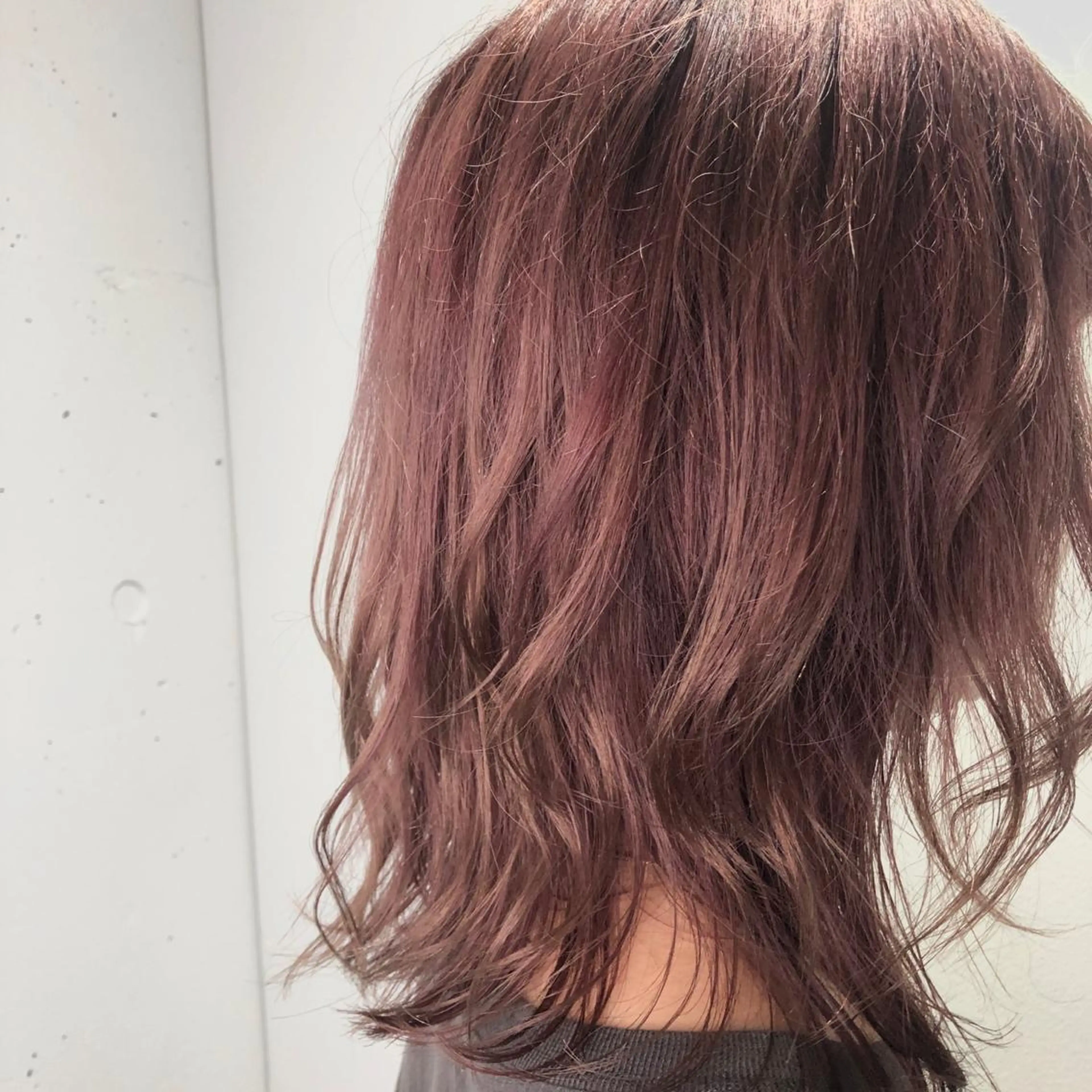 ミディアム カラー ヘアアレンジ グレージュ ピンクカラー カット ヘアカラー 仲間 菜々世のヘアスタイル
