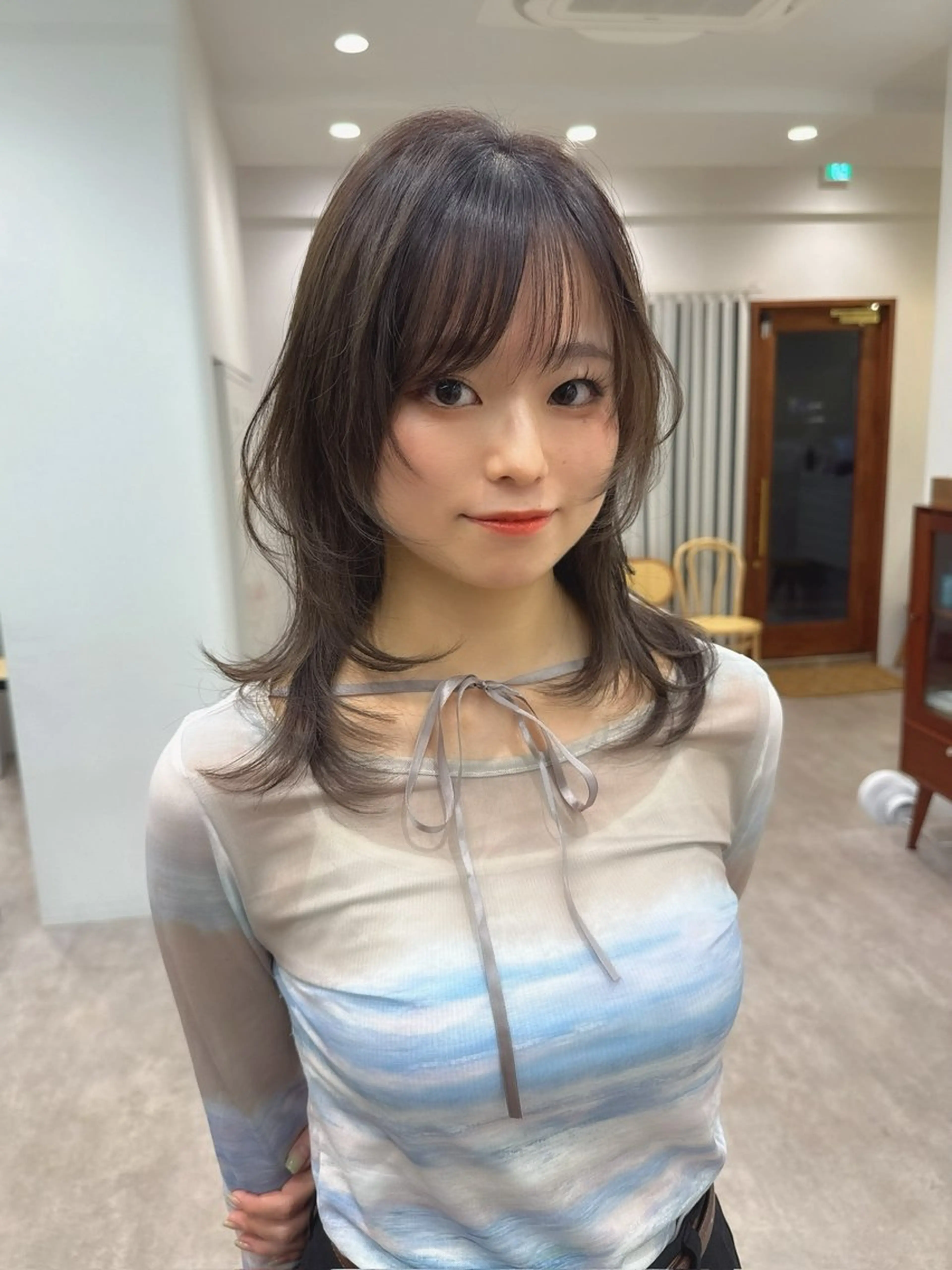 セミロング カラー ヘアアレンジ ブリーチ ダブルカラー イヤリングカラー イルミナカラー ブリーチなしカラー カット 立川レイヤー 透明感カラーaoiのヘアスタイル